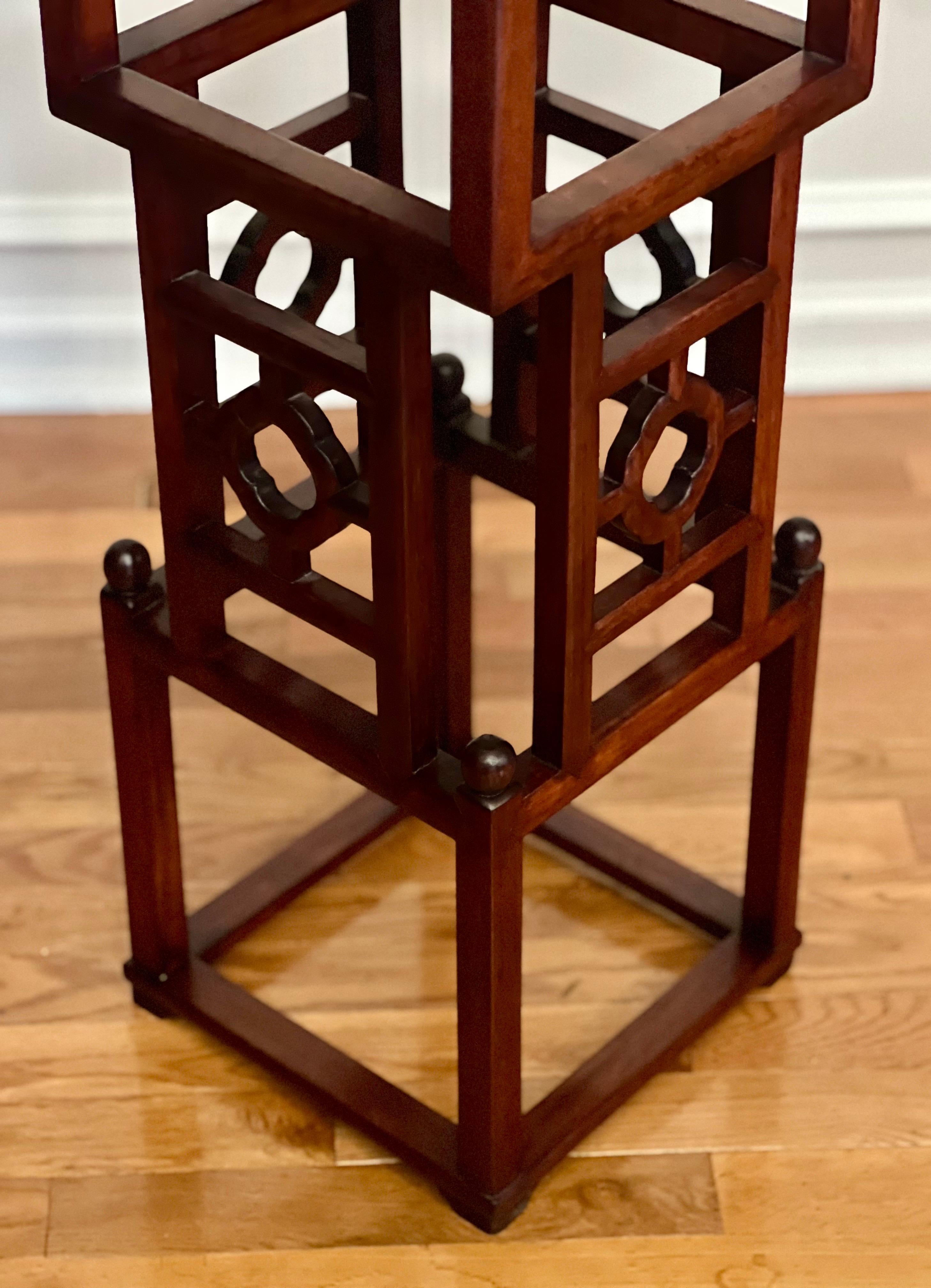 20ème siècle Chinois Square Rosewood Pedestal Stand avec Marble Top en vente 4