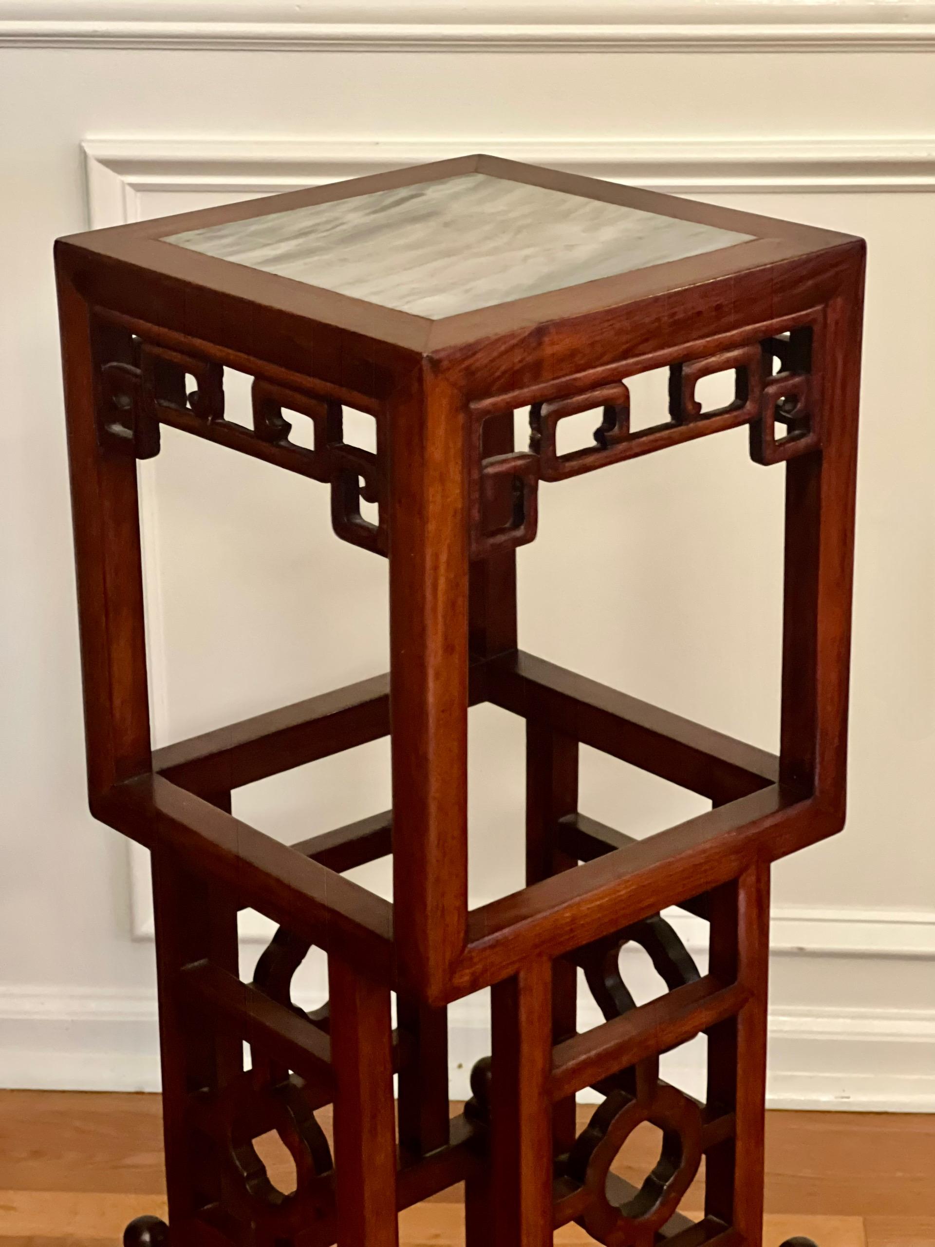 20ème siècle Chinois Square Rosewood Pedestal Stand avec Marble Top en vente 5