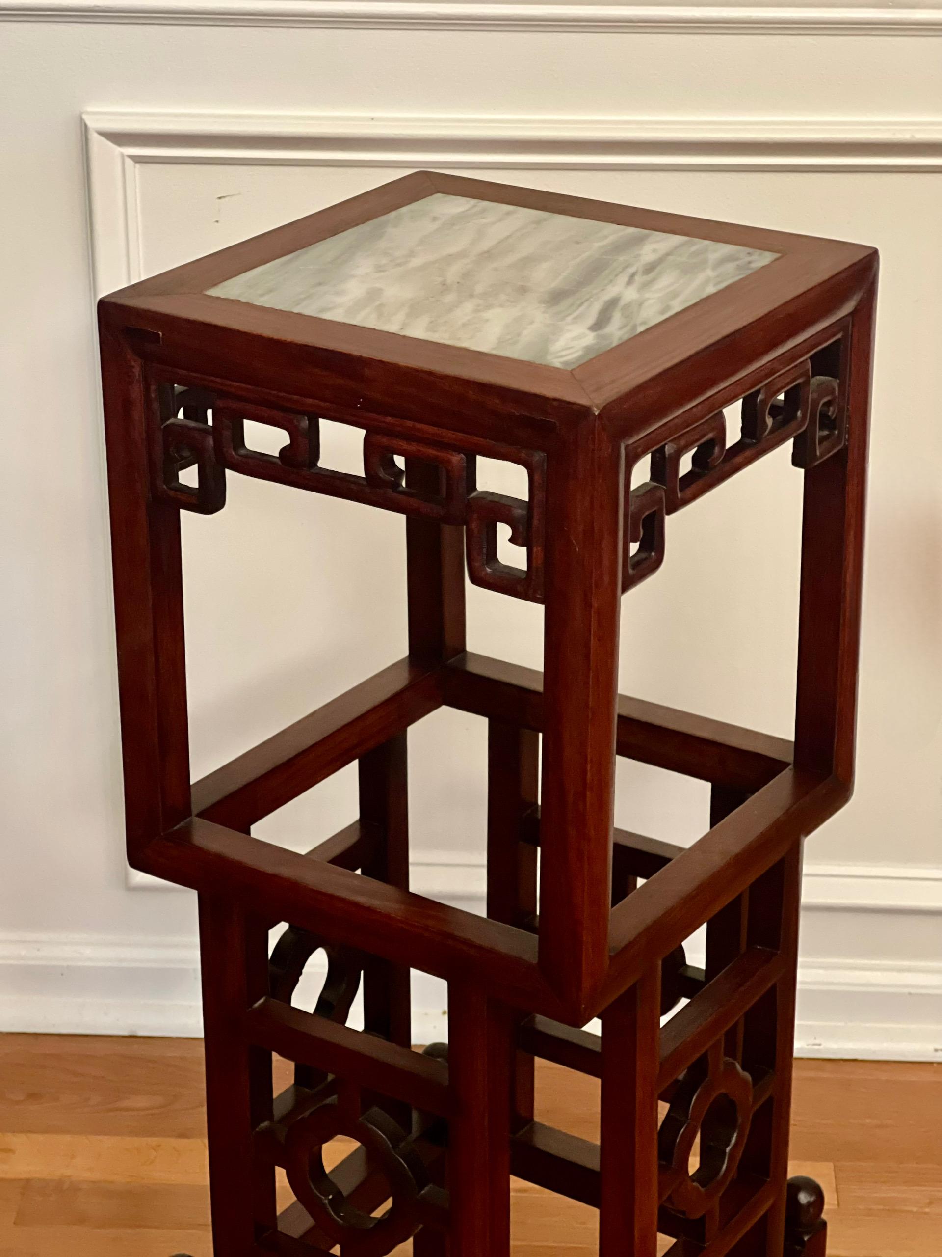 20ème siècle Chinois Square Rosewood Pedestal Stand avec Marble Top en vente 6