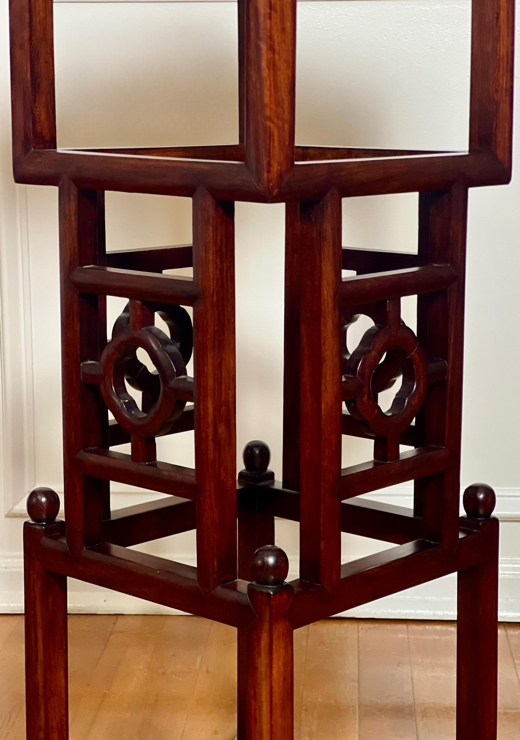 20ème siècle Chinois Square Rosewood Pedestal Stand avec Marble Top en vente 7