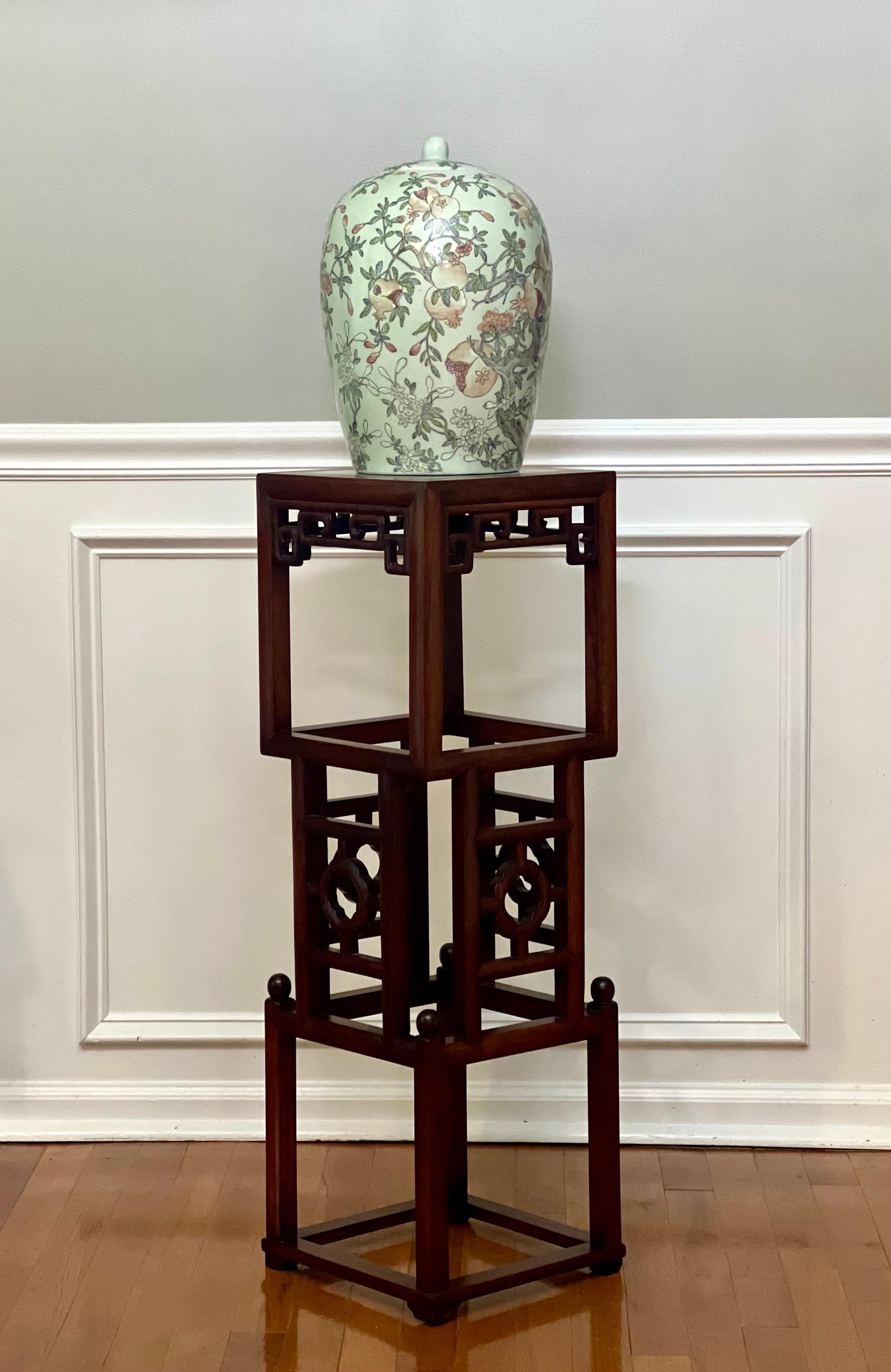 20ème siècle Chinois Square Rosewood Pedestal Stand avec Marble Top en vente 8