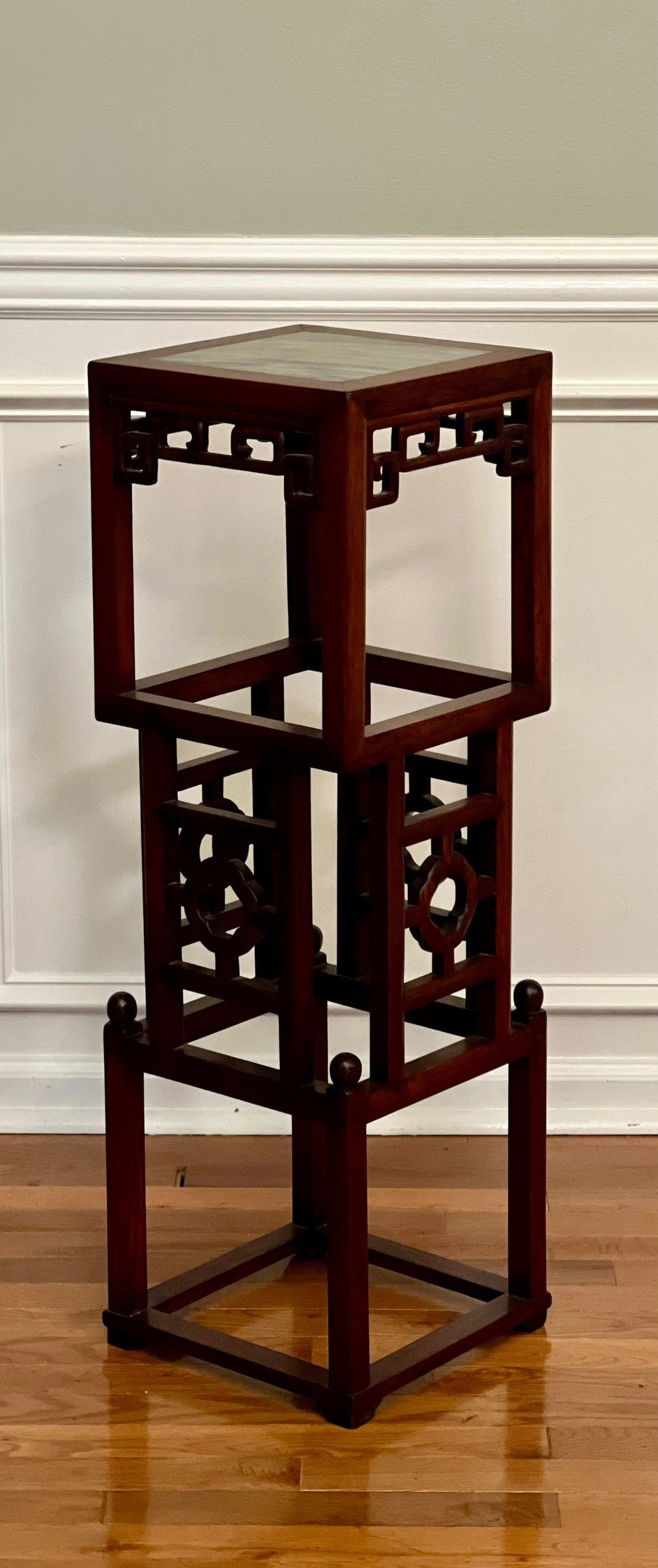 Vintage By By est un piédestal carré en palissandre chinois avec un plateau en marbre et des sculptures.

Un magnifique support en bois de rose richement teinté et magnifiquement préservé, avec des sculptures géométriques audacieuses et un design