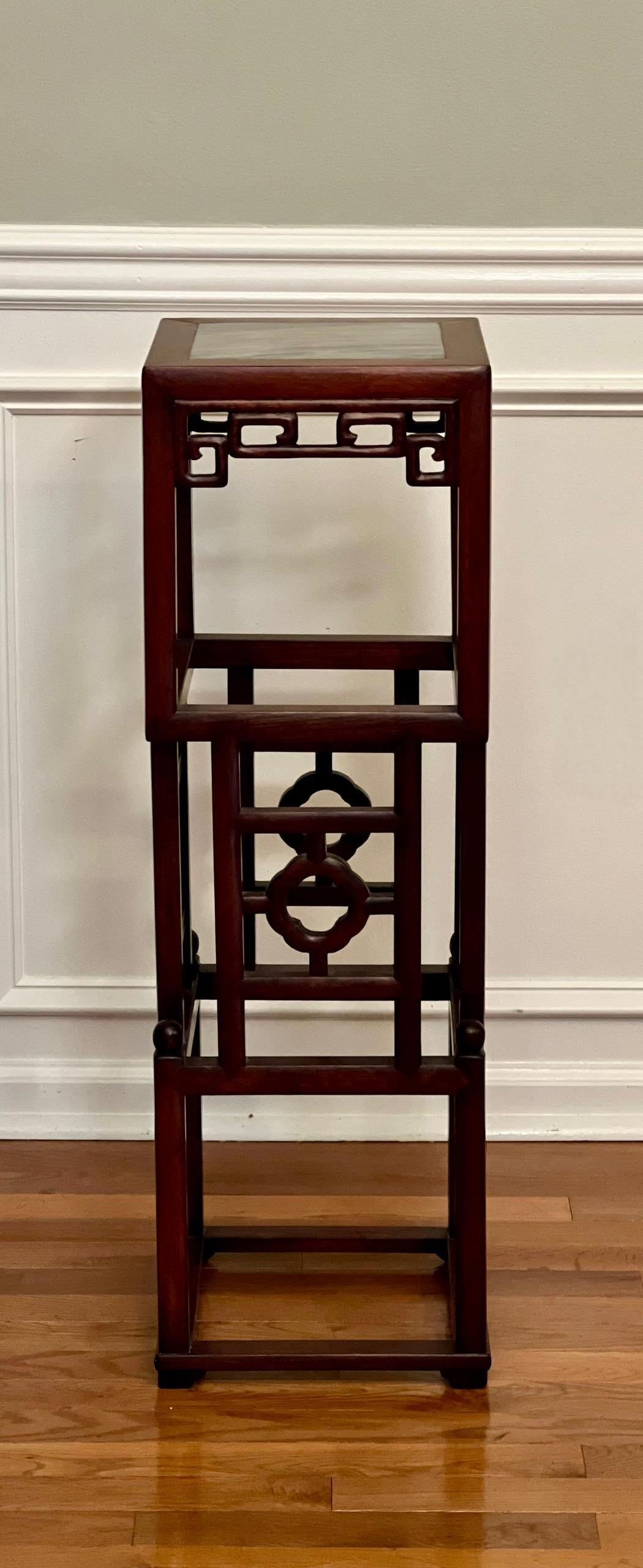 Qing 20ème siècle Chinois Square Rosewood Pedestal Stand avec Marble Top en vente