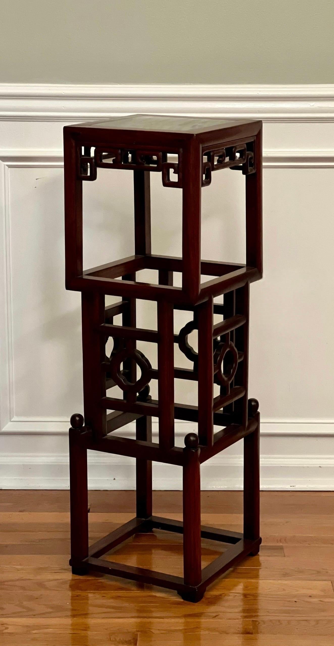 Chantourné 20ème siècle Chinois Square Rosewood Pedestal Stand avec Marble Top en vente