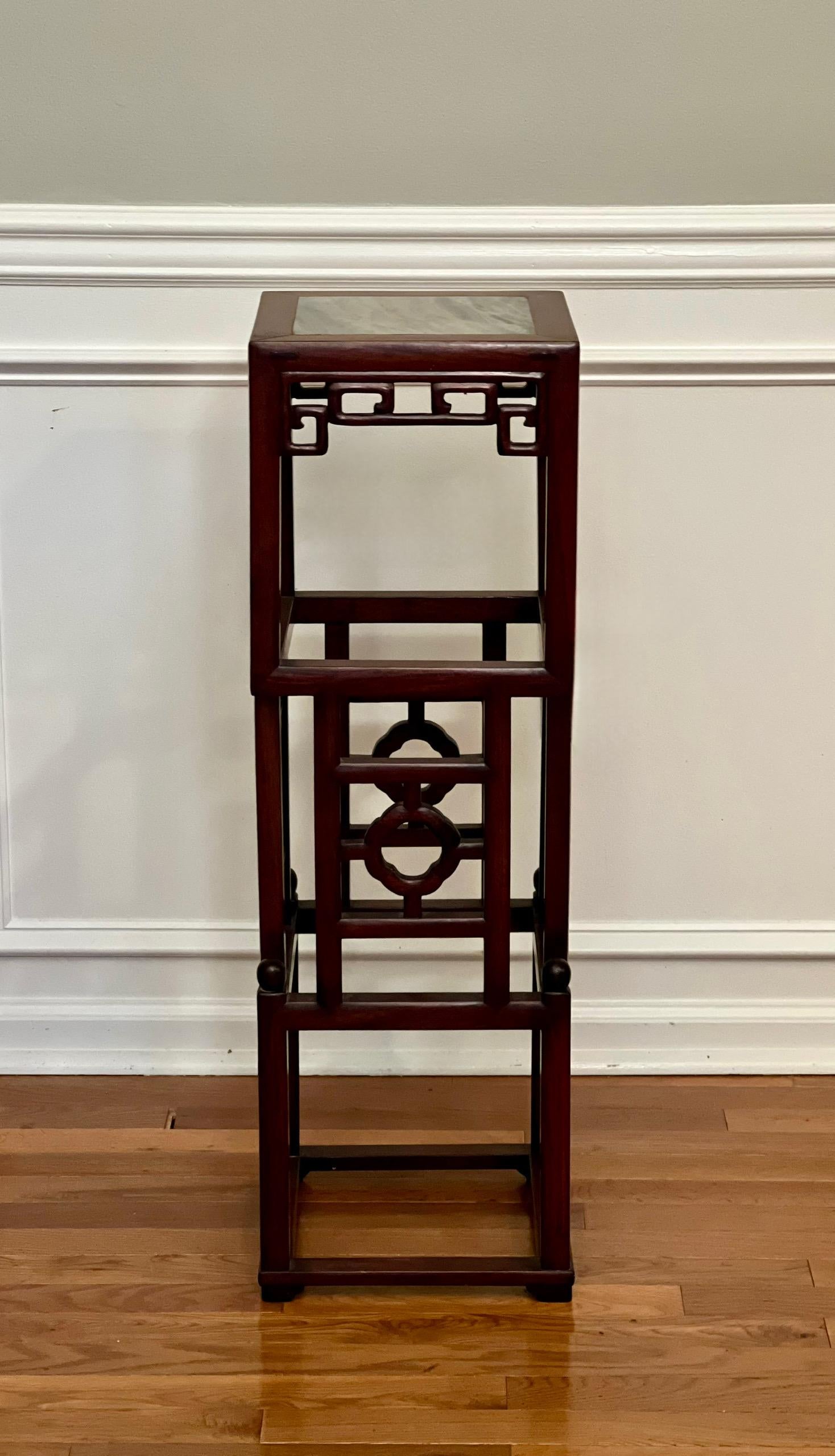 20ème siècle Chinois Square Rosewood Pedestal Stand avec Marble Top Bon état - En vente à Doylestown, PA
