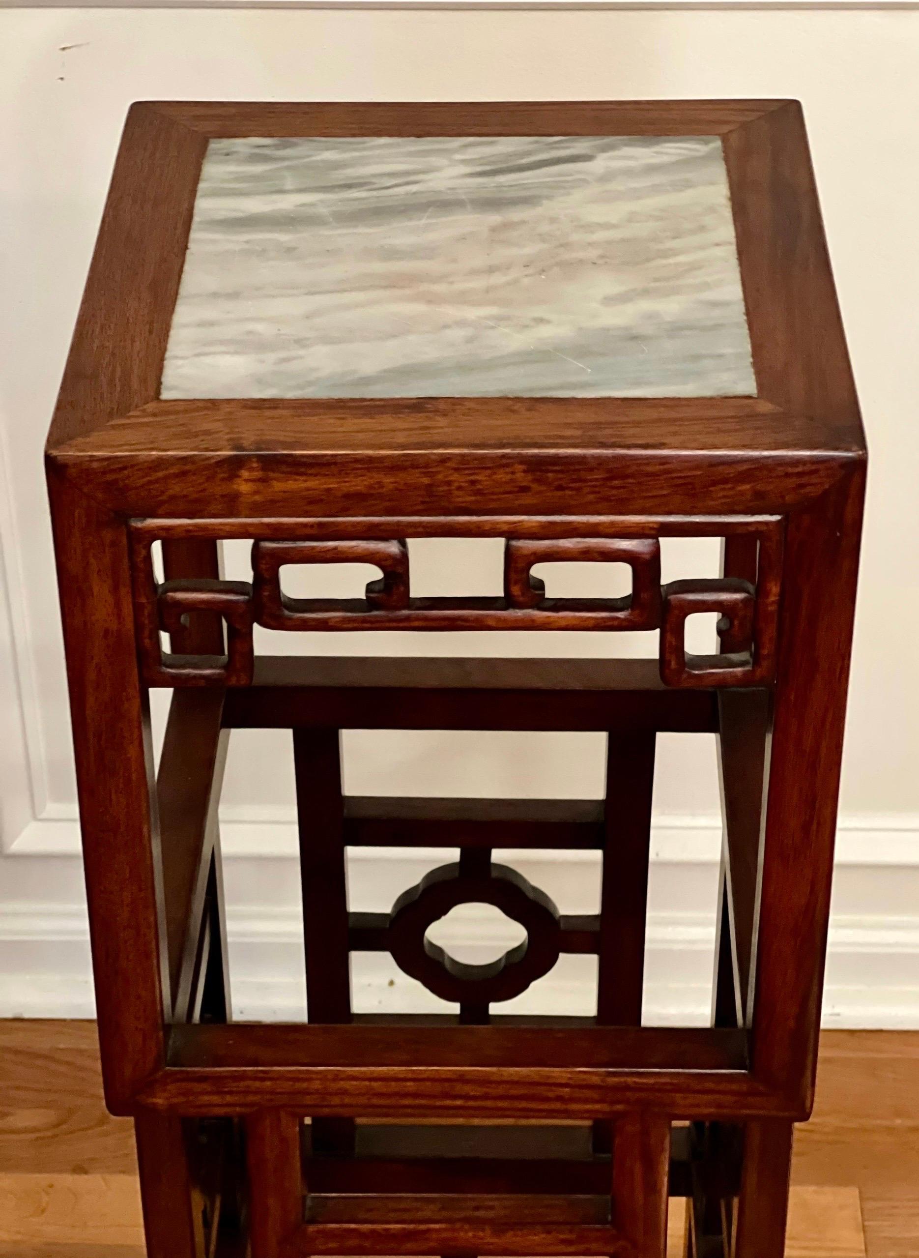 Marbre 20ème siècle Chinois Square Rosewood Pedestal Stand avec Marble Top en vente
