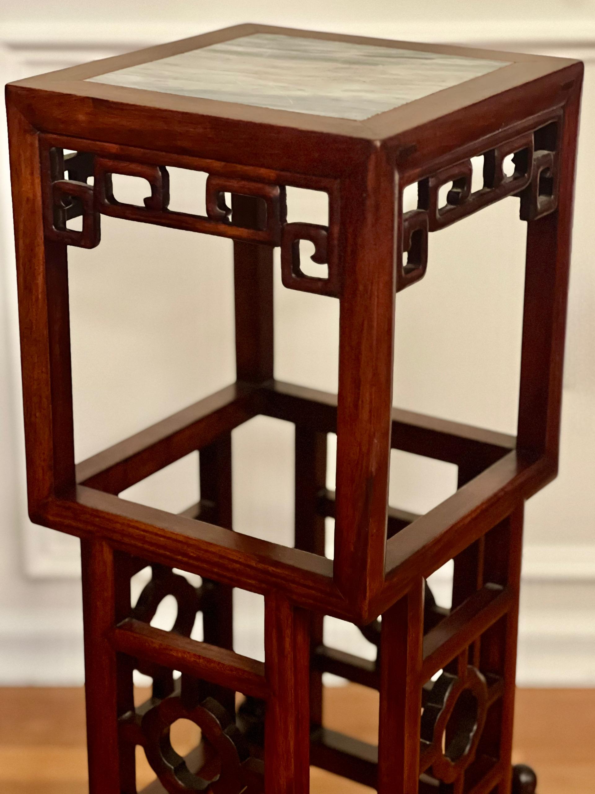 20ème siècle Chinois Square Rosewood Pedestal Stand avec Marble Top en vente 2