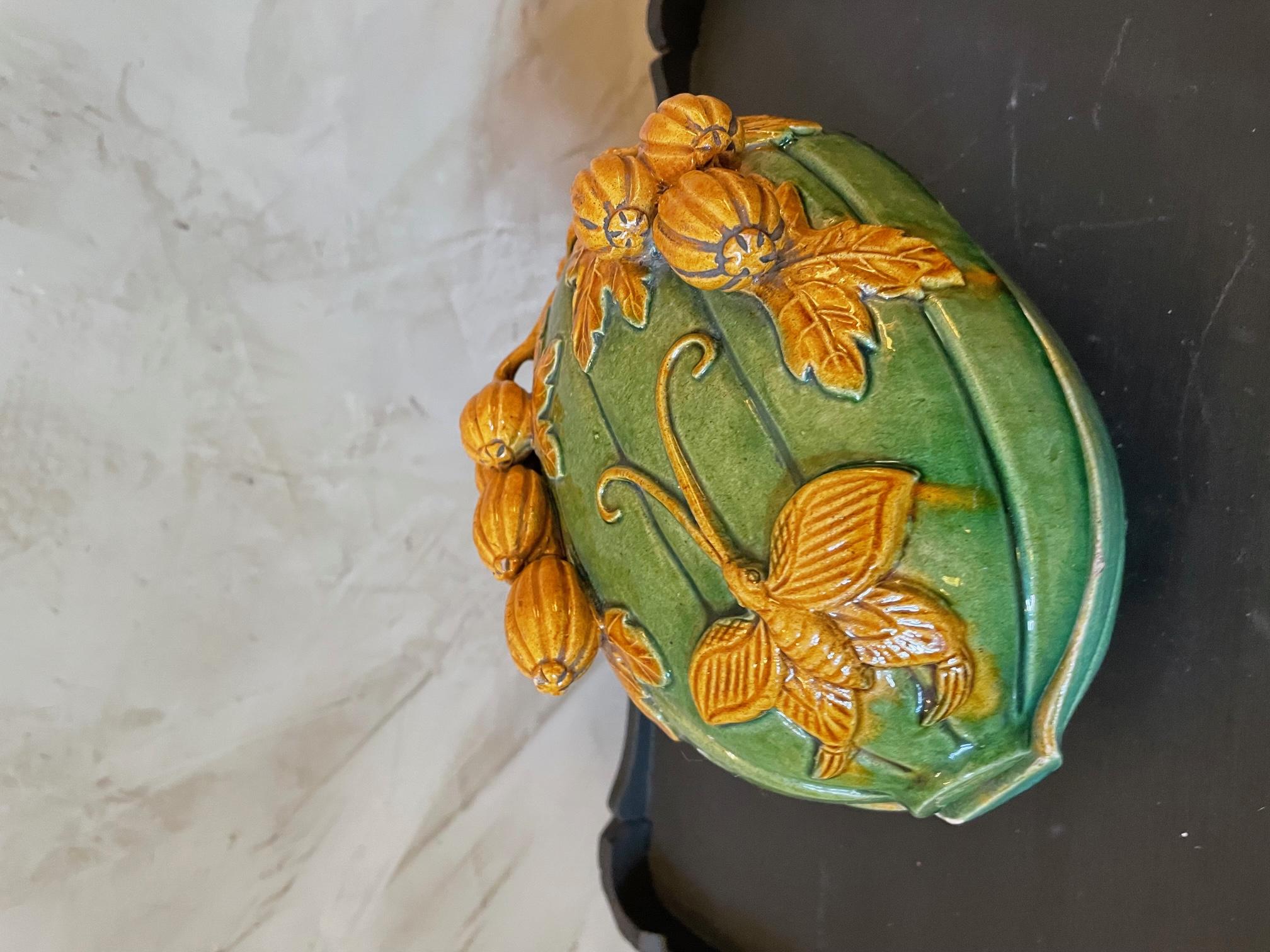 Very nice 20th century Chinese decorative boxe representing a nut with a Butterly, leaves and fruits on it. 
Good quality and condition. 
Rare item.