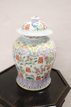 20th Century Chinese Vase in Ceramic with Floral Motifs