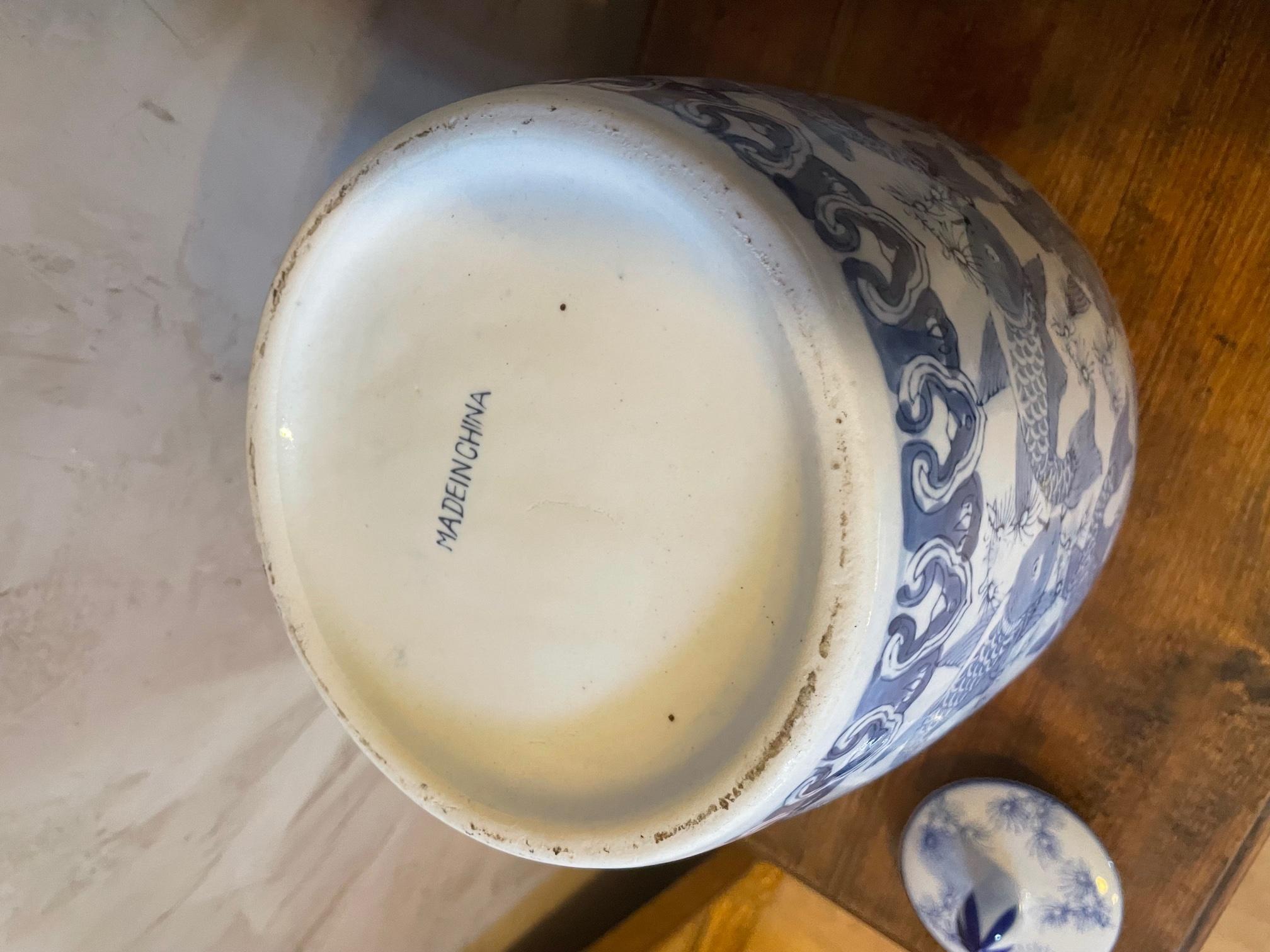 Vase chinois en céramique blanche et bleue du 20ème siècle, années 1920 en vente 4