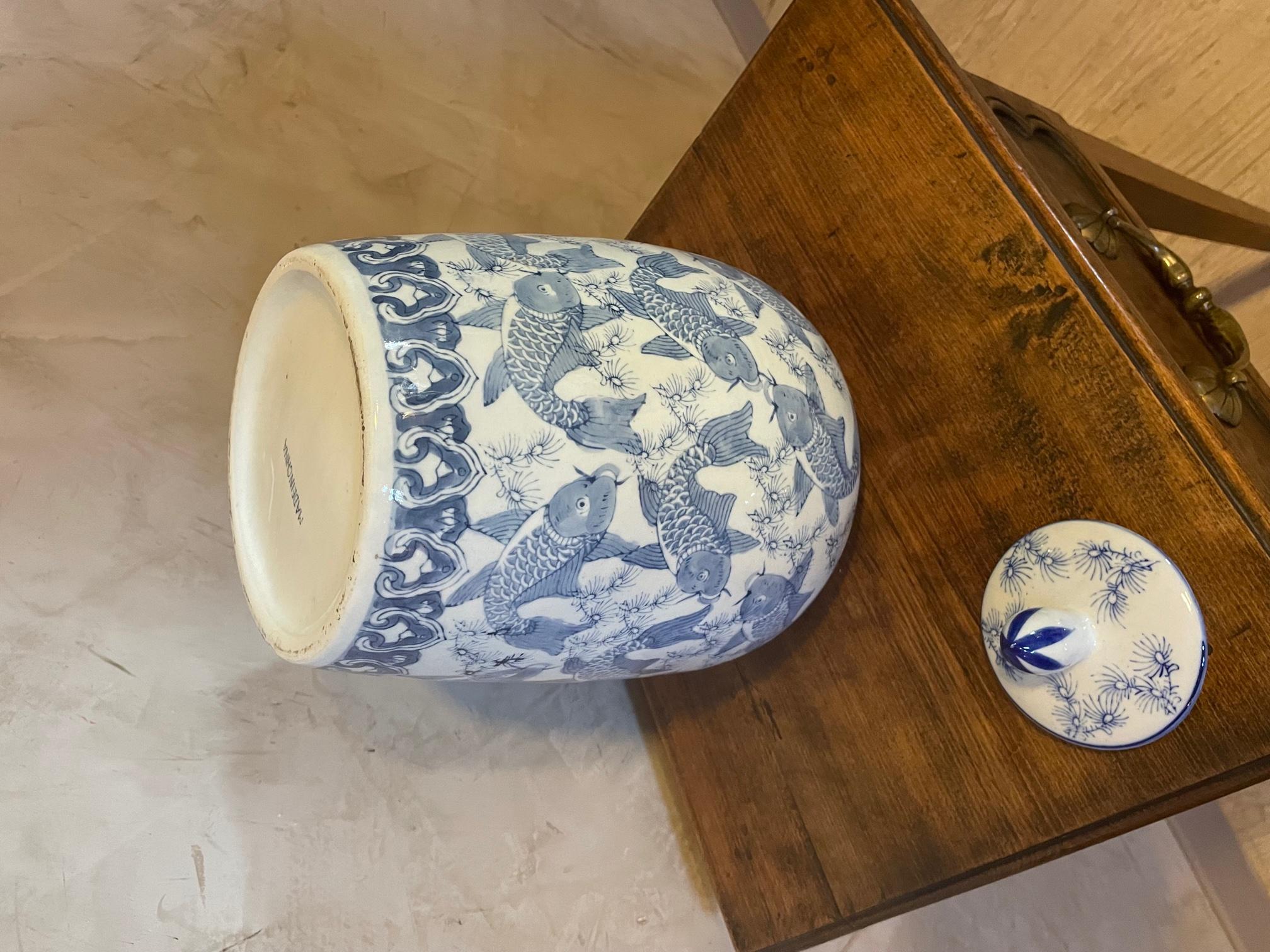Vase chinois en céramique blanche et bleue du 20ème siècle, années 1920 en vente 5