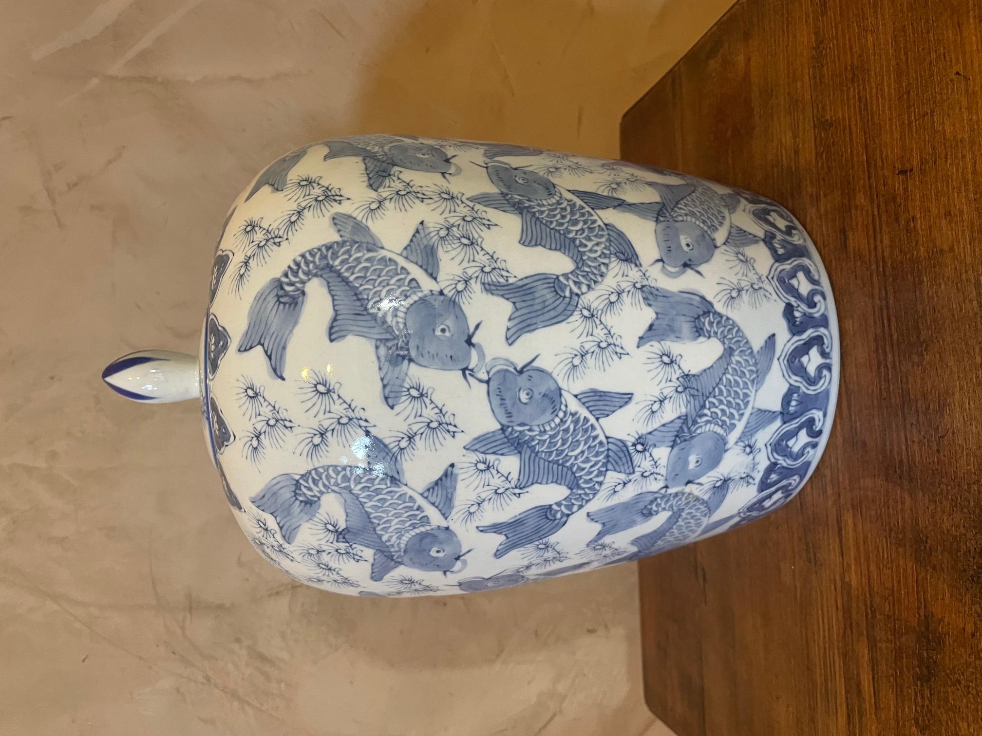 Très joli vase chinois en céramique blanche et bleue des années 1920. 
Signé 