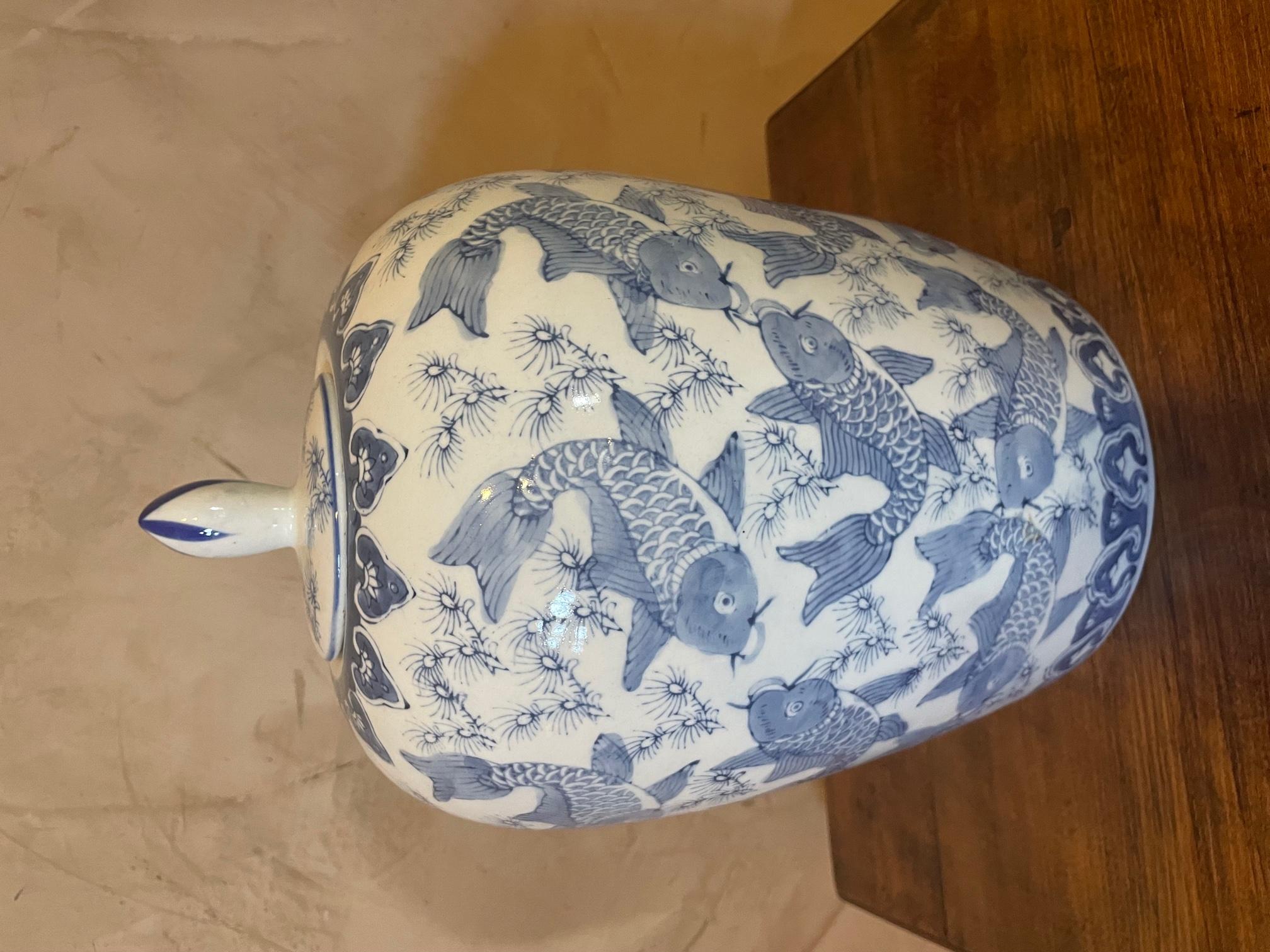 20th Century Chinese White and Blue Ceramic Vase, 1920s In Good Condition For Sale In LEGNY, FR
