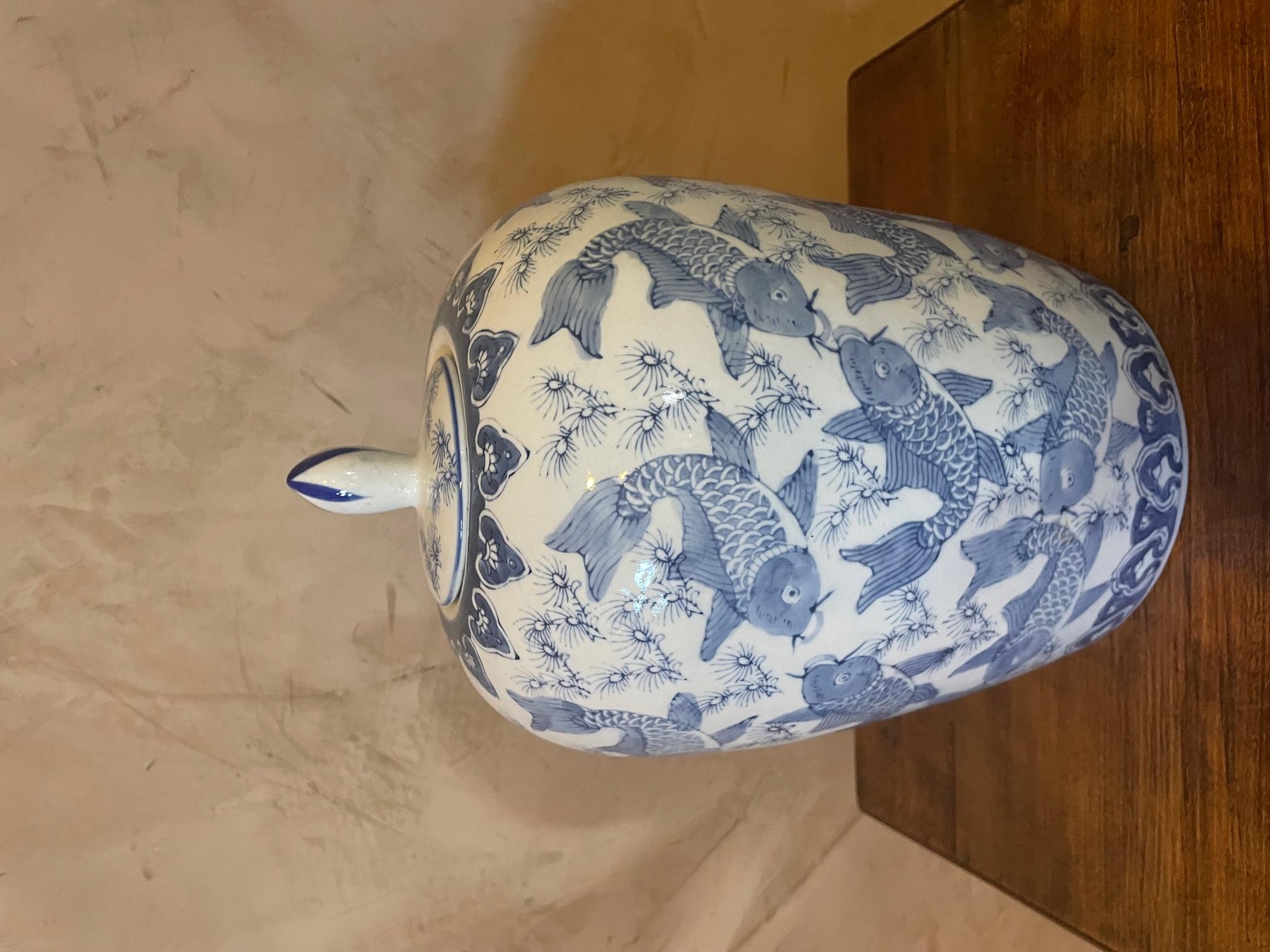 Vase chinois en céramique blanche et bleue du 20ème siècle, années 1920 Bon état - En vente à LEGNY, FR