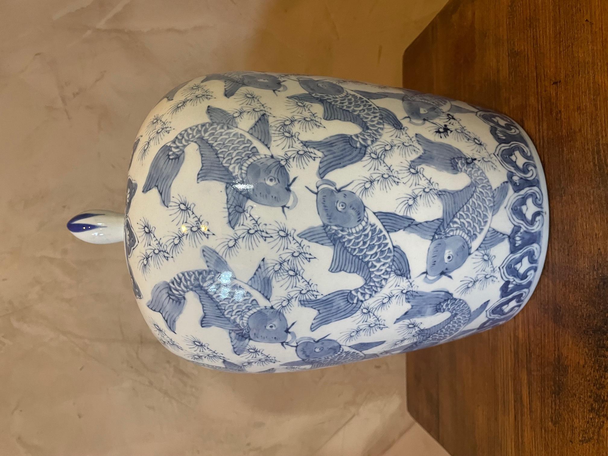 Début du 20ème siècle Vase chinois en céramique blanche et bleue du 20ème siècle, années 1920 en vente