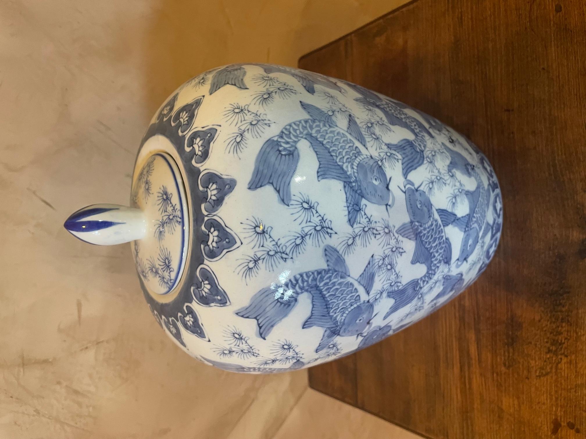 Céramique Vase chinois en céramique blanche et bleue du 20ème siècle, années 1920 en vente