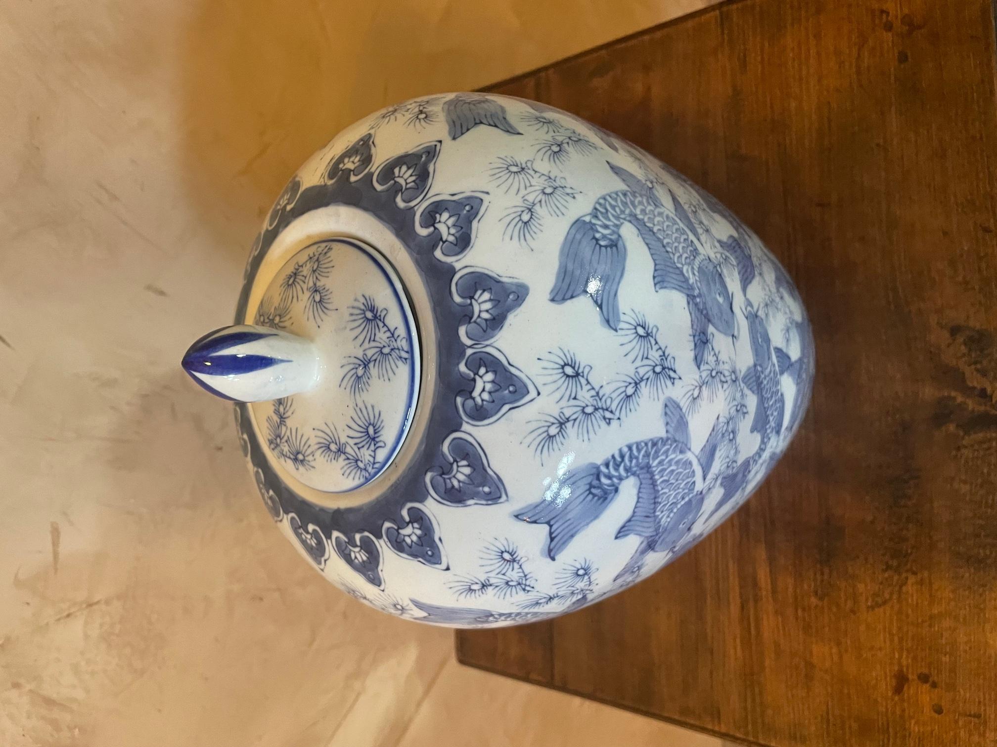 Vase chinois en céramique blanche et bleue du 20ème siècle, années 1920 en vente 1