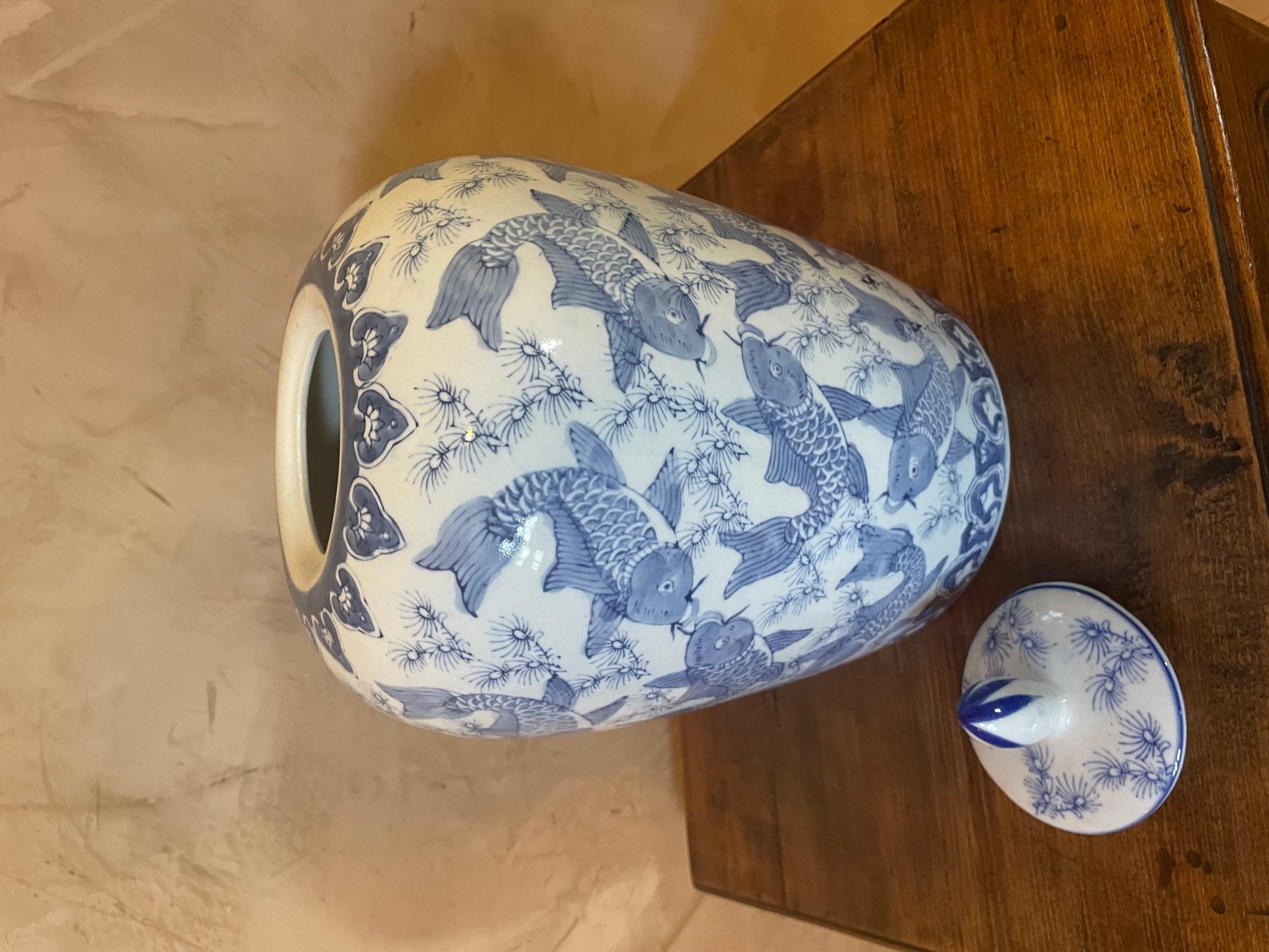 Vase chinois en céramique blanche et bleue du 20ème siècle, années 1920 en vente 2