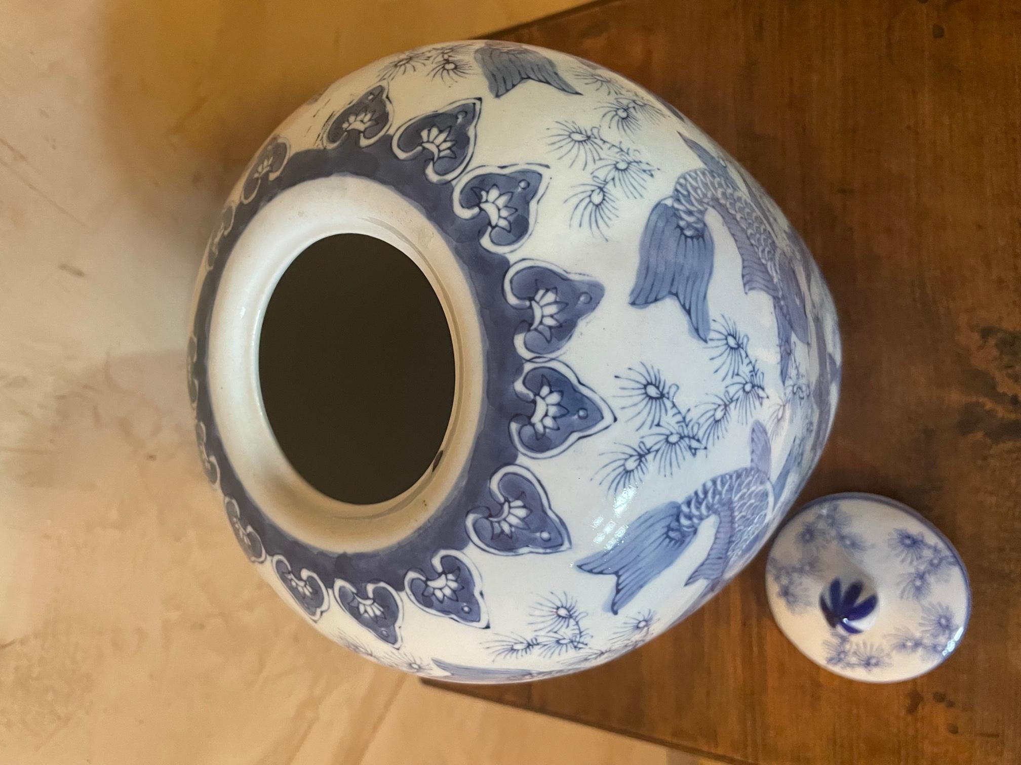 Vase chinois en céramique blanche et bleue du 20ème siècle, années 1920 en vente 3
