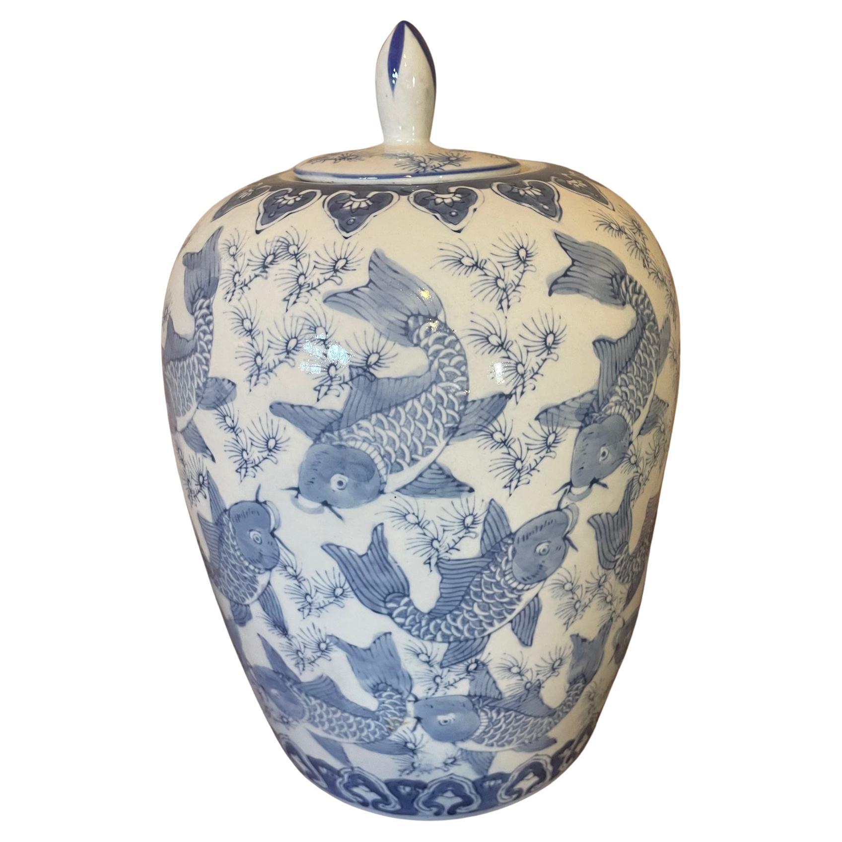 Vase chinois en céramique blanche et bleue du 20ème siècle, années 1920 en vente