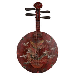 Instrumento Musical Chino del Siglo XX de Madera Lacada con Pintura en Color Ave Fénix