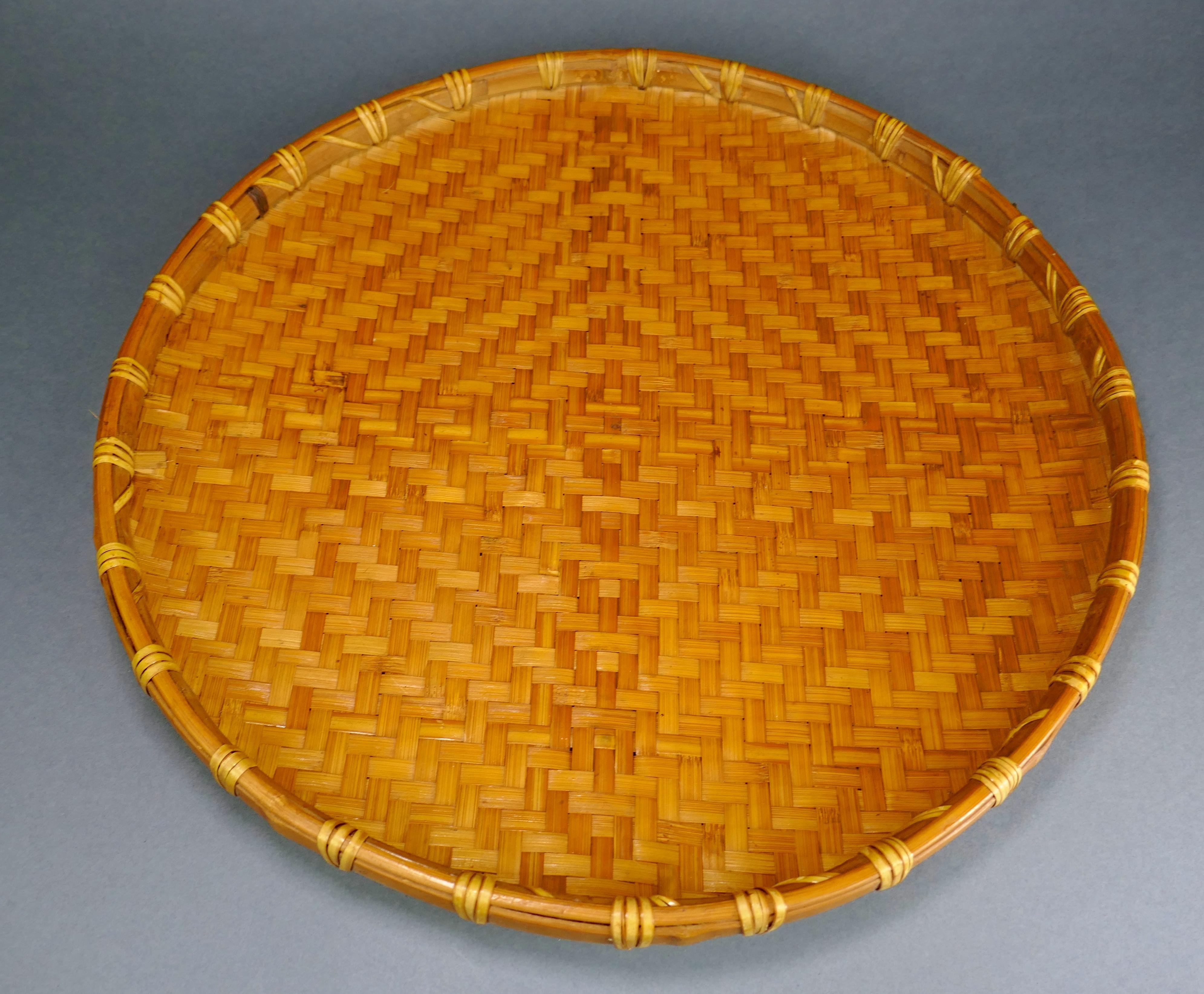 Mid-Century moderno Vassoio del 20° secolo in bambù intrecciato cinese da 18,5