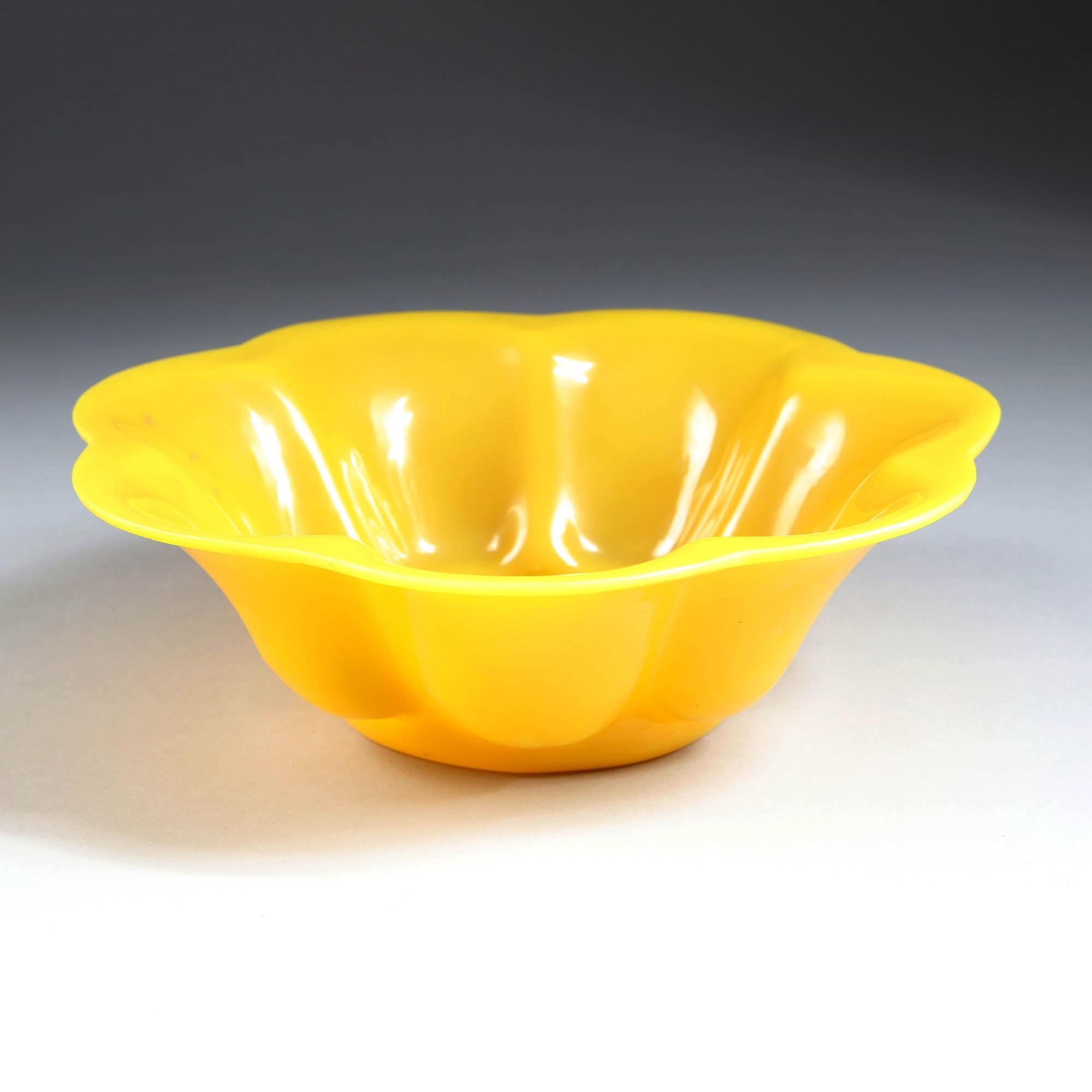 20th century Chinese yellow glass Floriform bowl with lobed sides rising from a short base to a flattened everted foliate rim.

Measure: 19cm diameter.