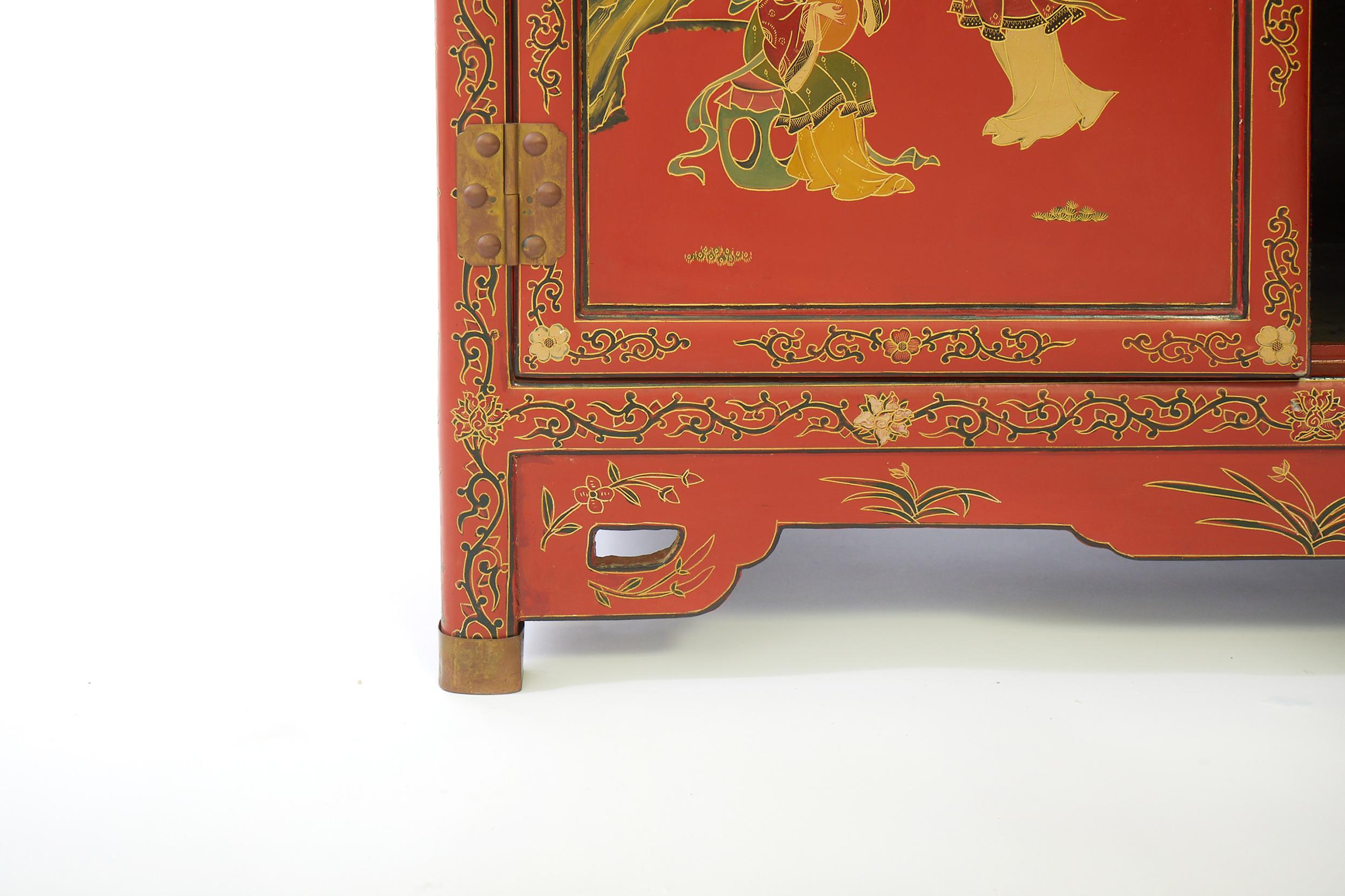 20th Century Chinoiserie Decorated Cabinet In Good Condition For Sale In Tarry Town, NY