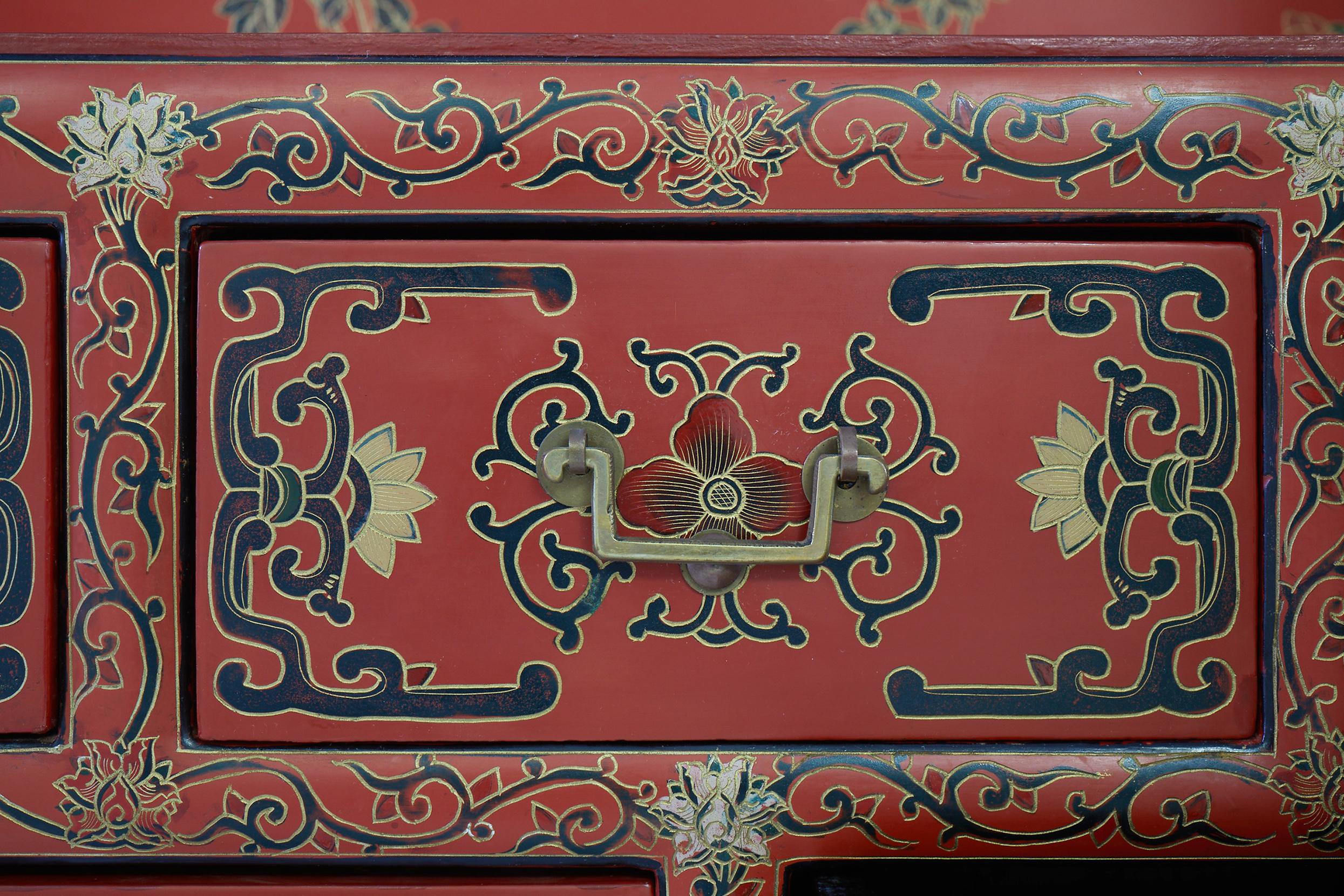 Milieu du XXe siècle Armoire décorée de Chinoiseries du 20ème siècle en vente