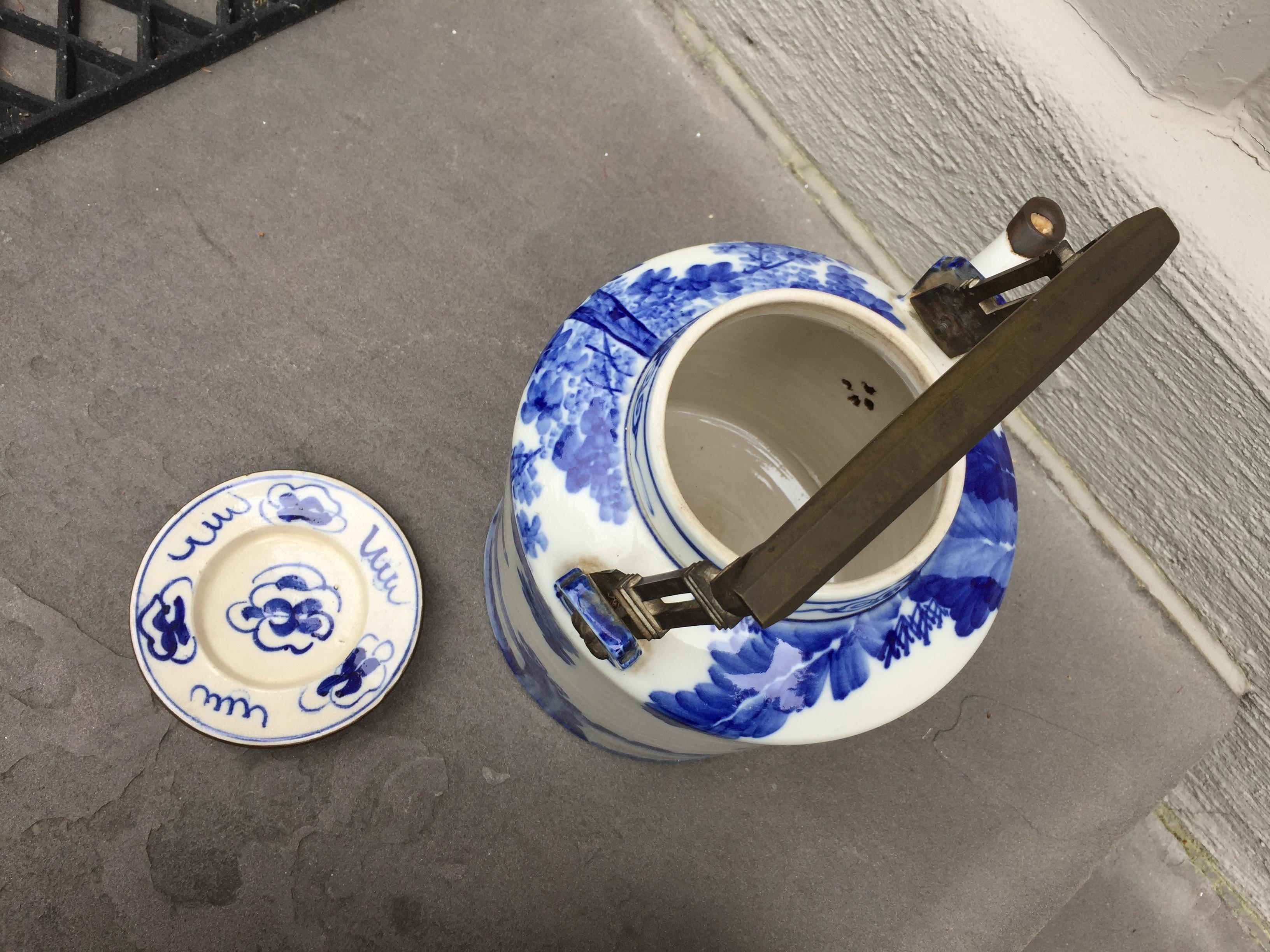 Chinoiserie 20th Century  teapot Brass Handle and Brass Trim In Good Condition For Sale In Chicago, IL