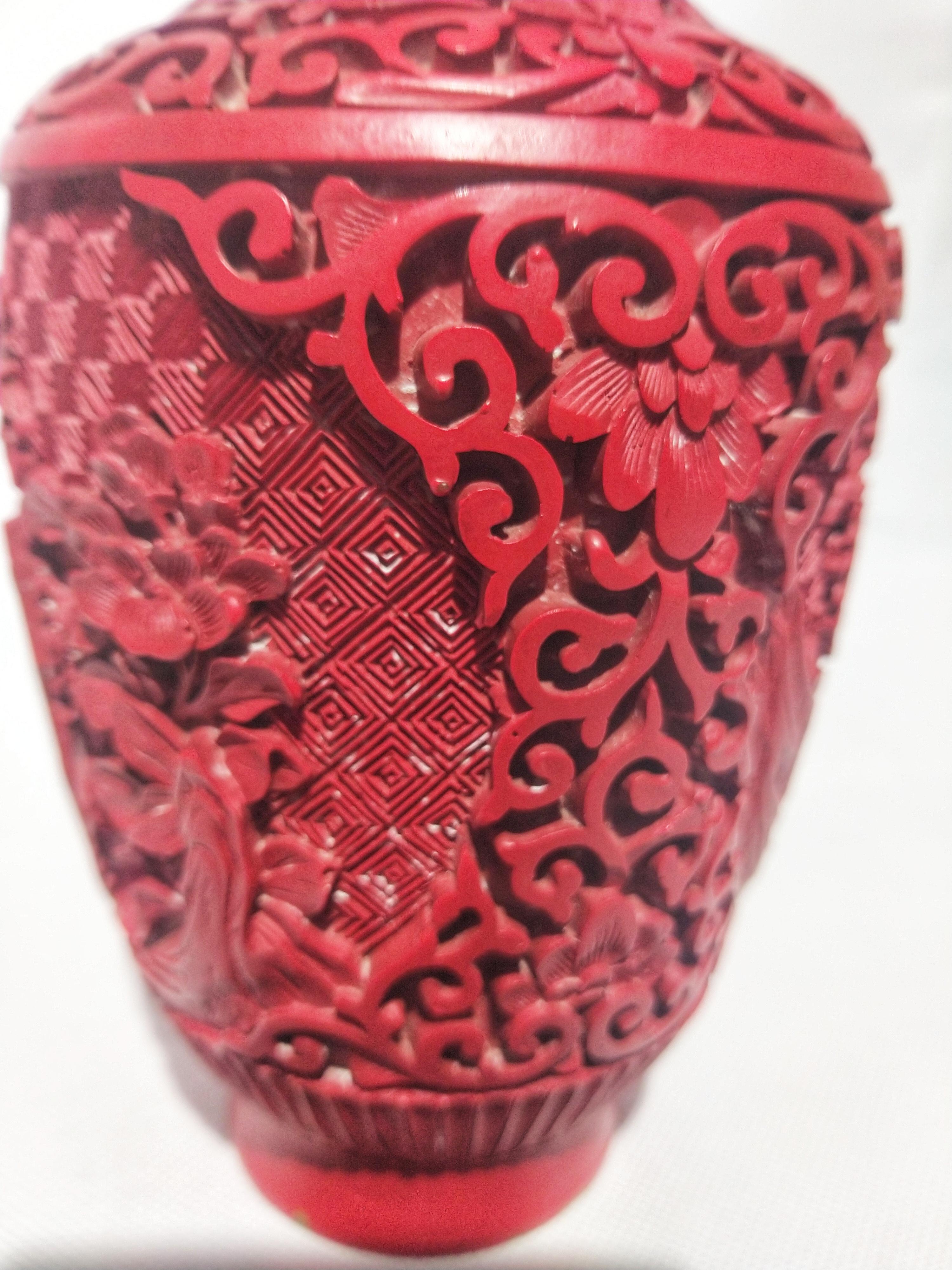 Early 20th Century Chinoiserie Style Cinnabar on Brass Vase In Good Condition For Sale In Toledo, Castilla La Mancha