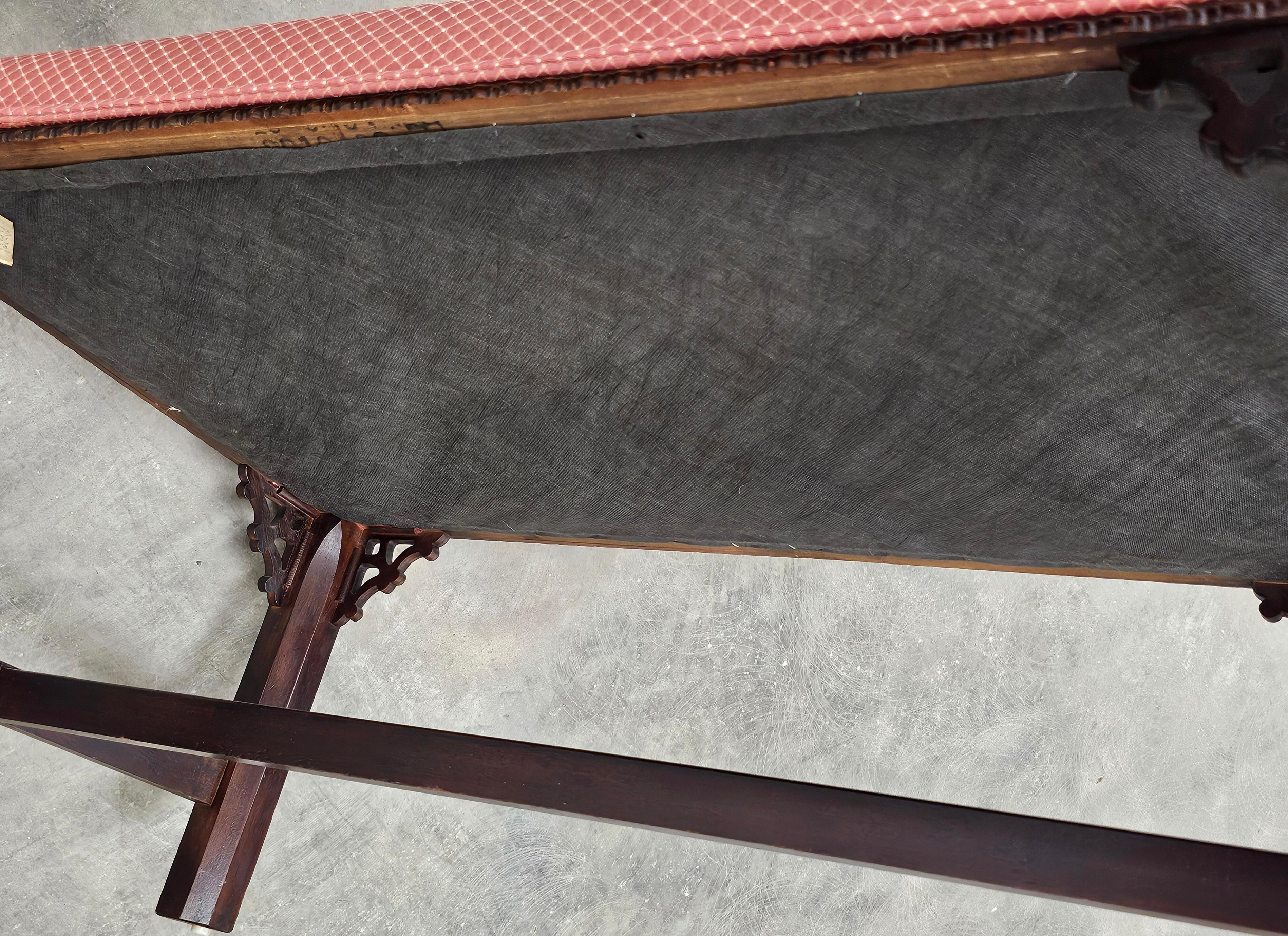 Banc de style Chippendale du 20ème siècle en acajou et tapissé en vente 3
