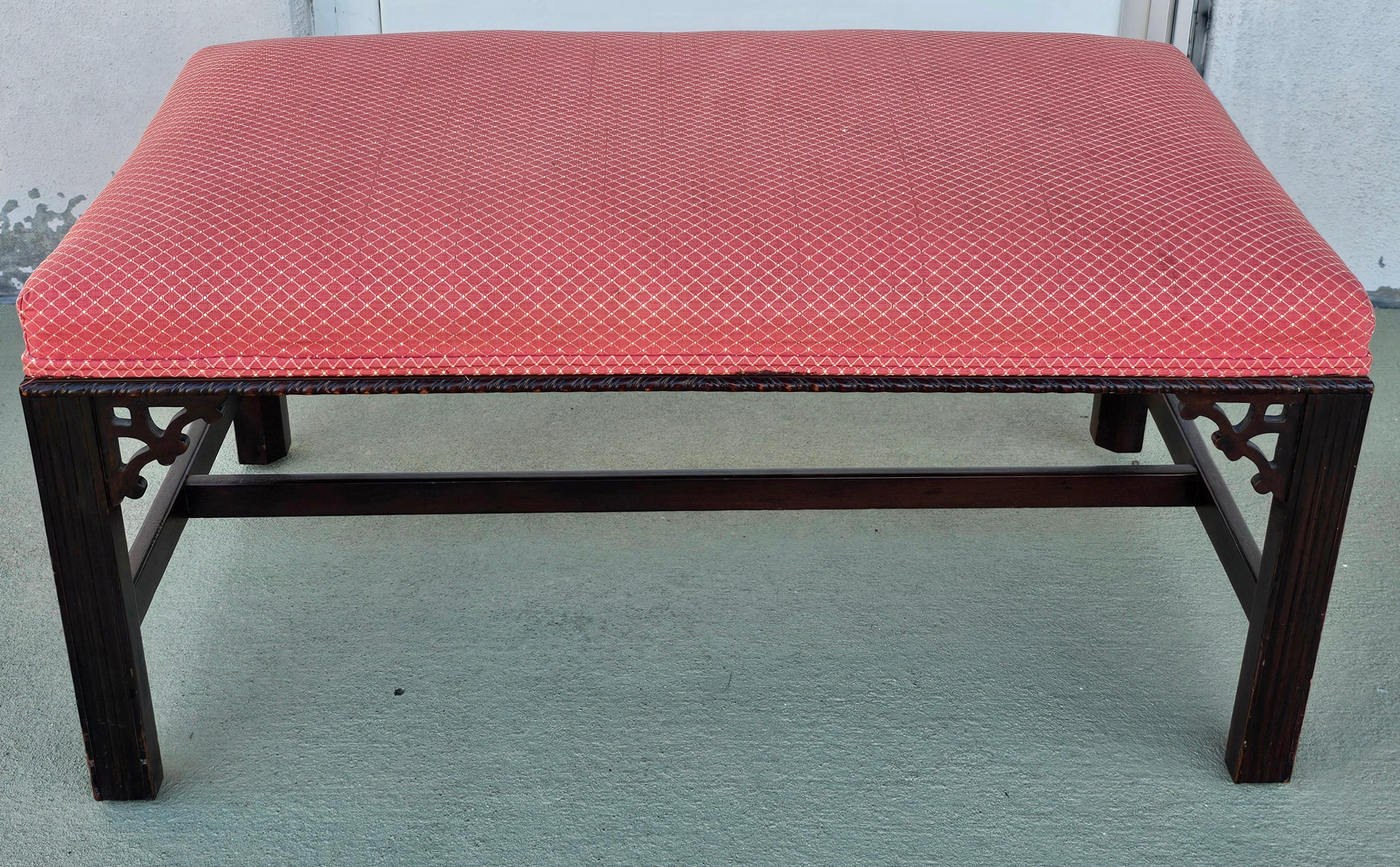 Banc en acajou et tapissé de style Chippendale du 20e siècle.
Mesure 36