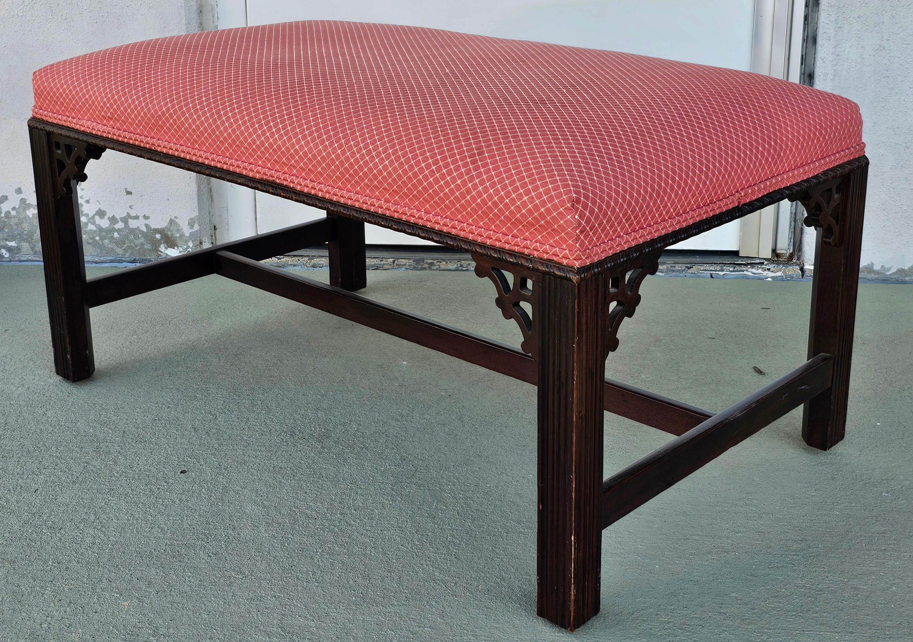 Inconnu Banc de style Chippendale du 20ème siècle en acajou et tapissé en vente
