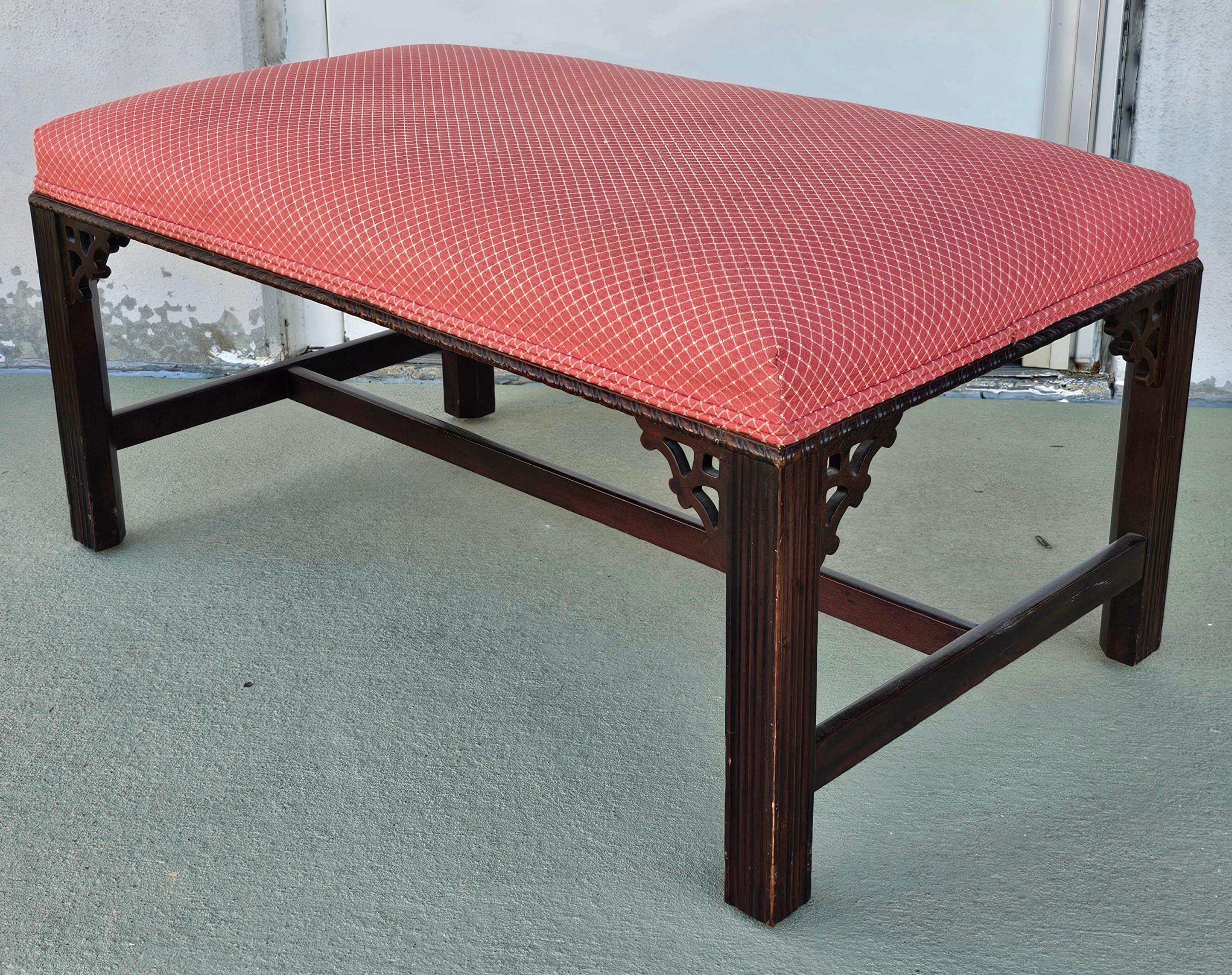 Autre Banc de style Chippendale du 20ème siècle en acajou et tapissé en vente