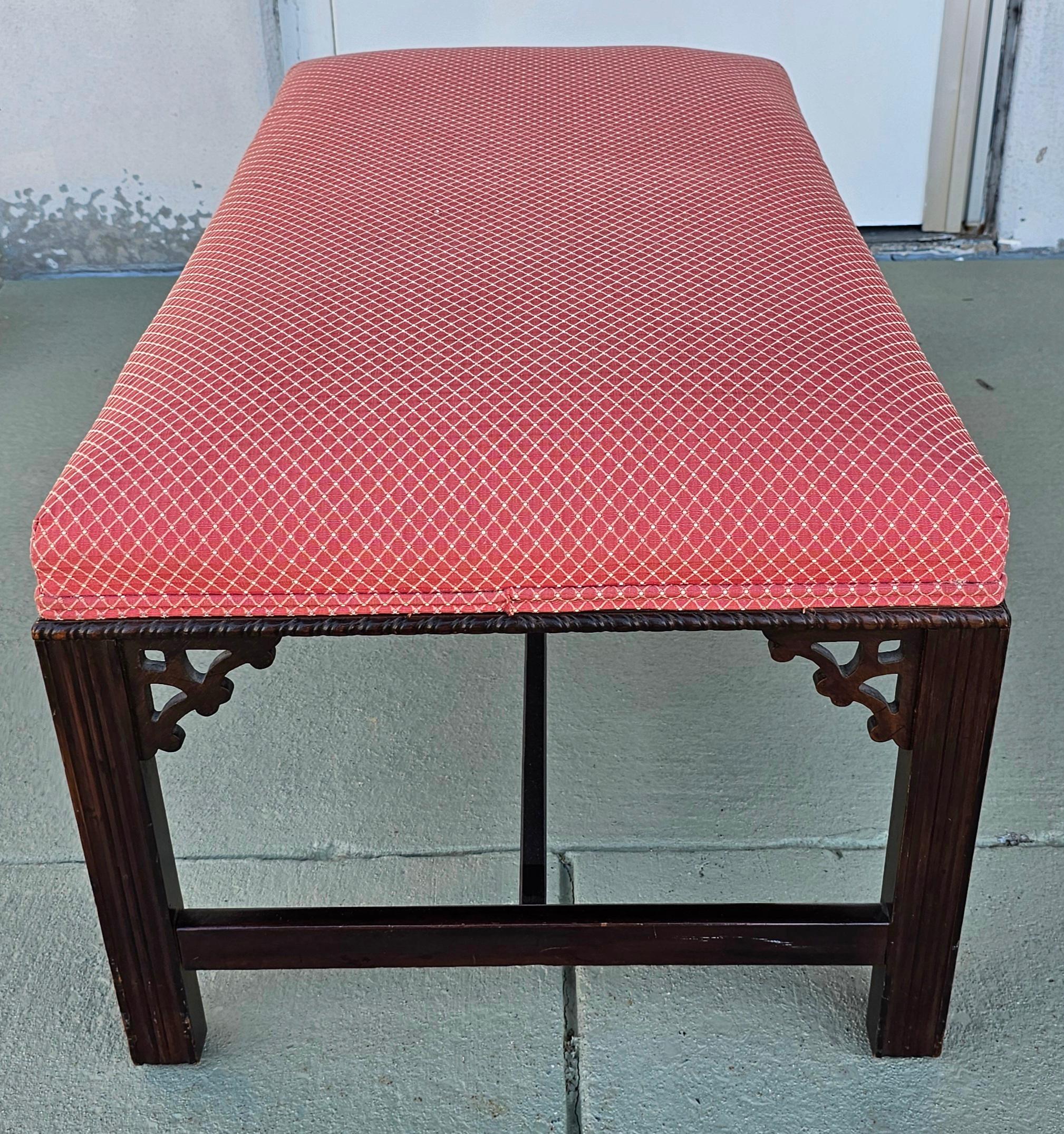 20ième siècle Banc de style Chippendale du 20ème siècle en acajou et tapissé en vente