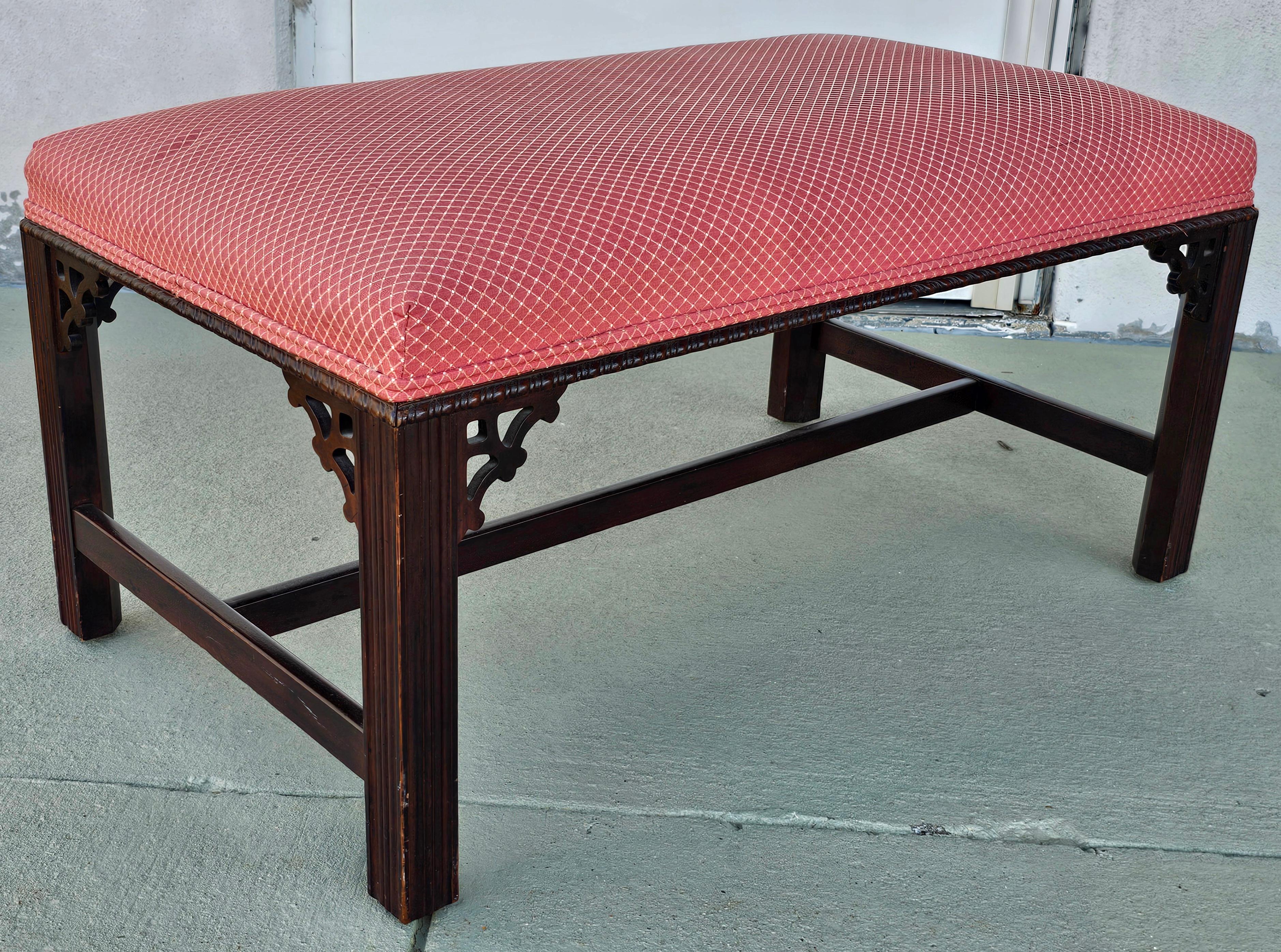 Acajou Banc de style Chippendale du 20ème siècle en acajou et tapissé en vente