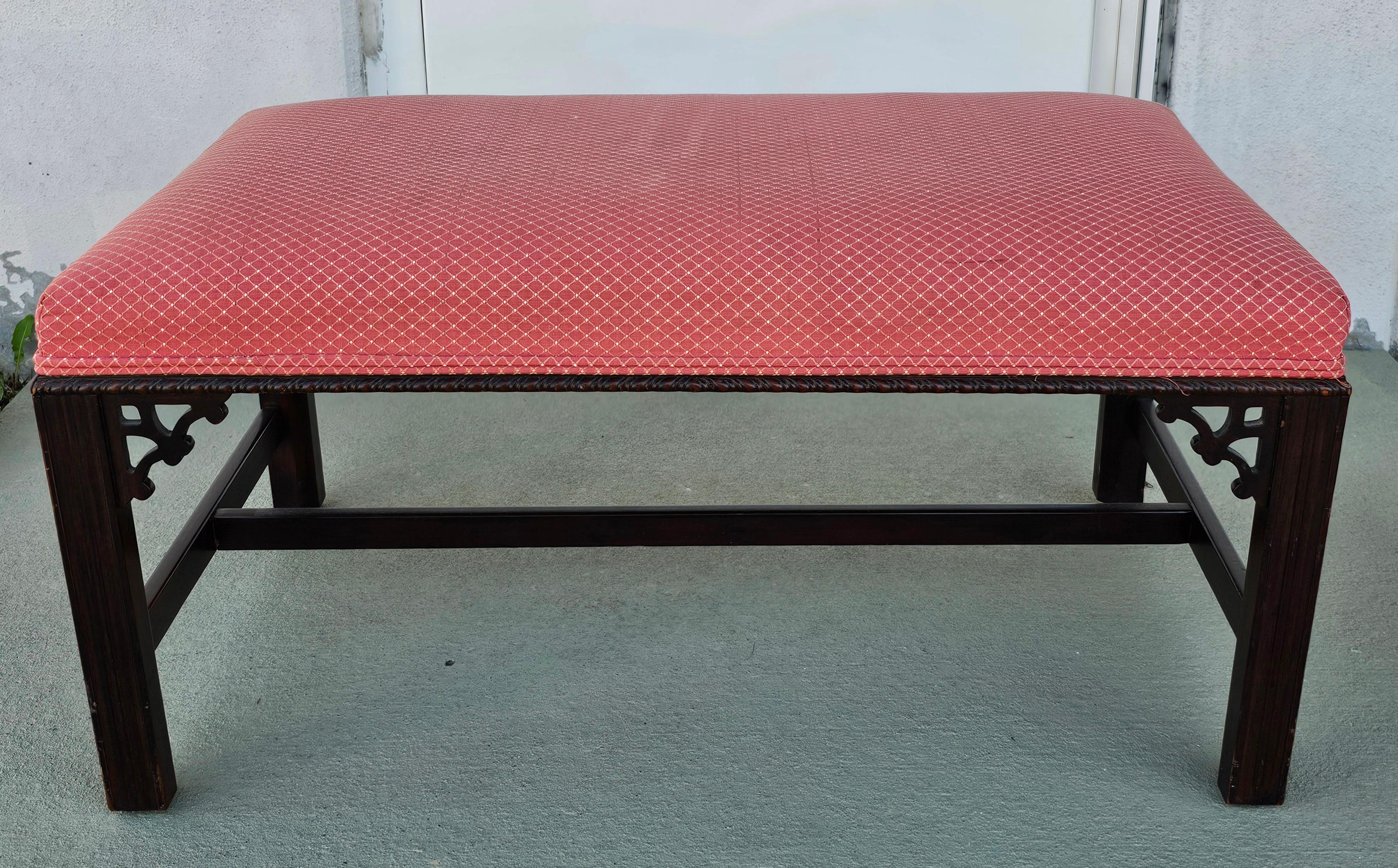 Banc de style Chippendale du 20ème siècle en acajou et tapissé en vente 1
