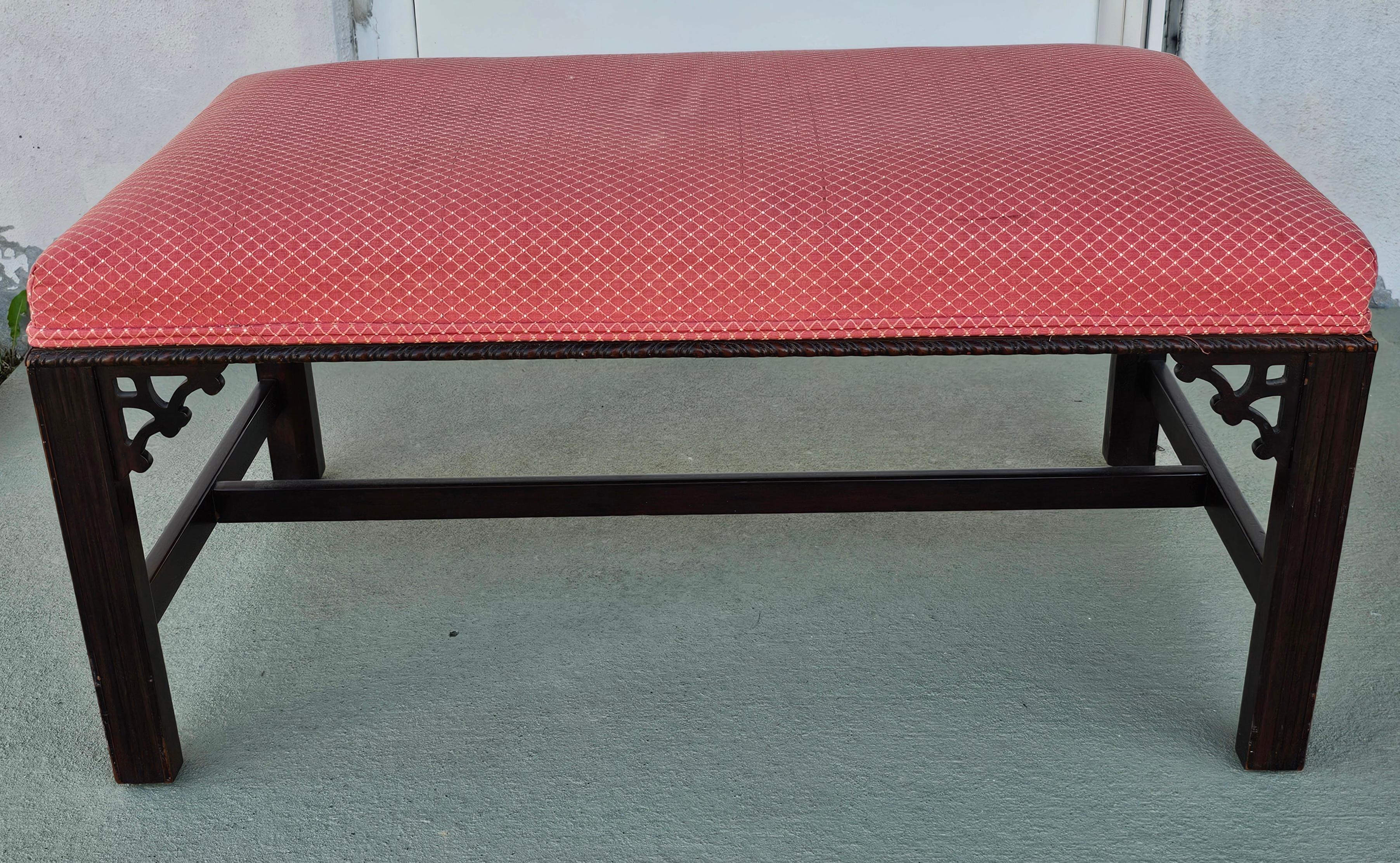 Banc de style Chippendale du 20ème siècle en acajou et tapissé en vente 2