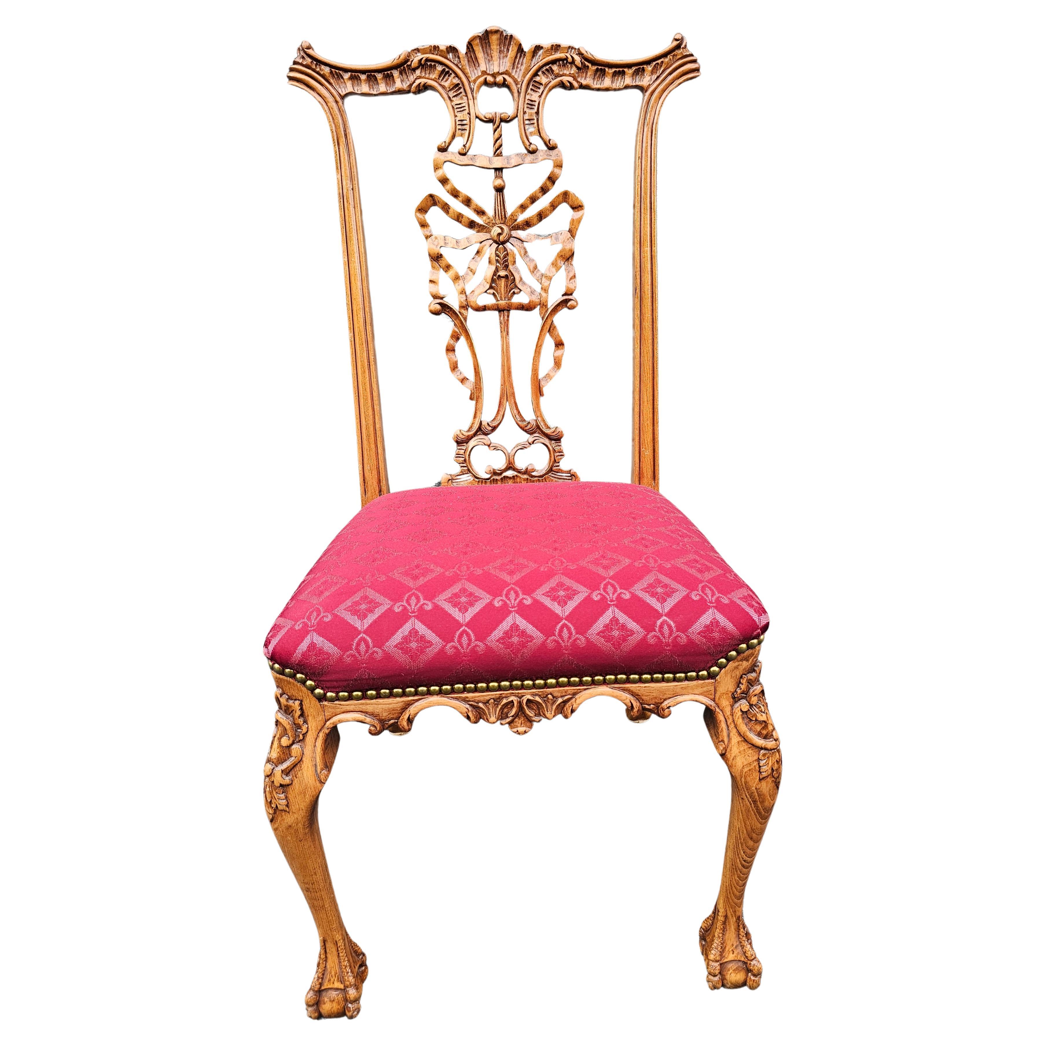 Chaise d'appoint du 20e siècle en pin sculpté et verni de style Chippendale à dossier enrubanné en vente