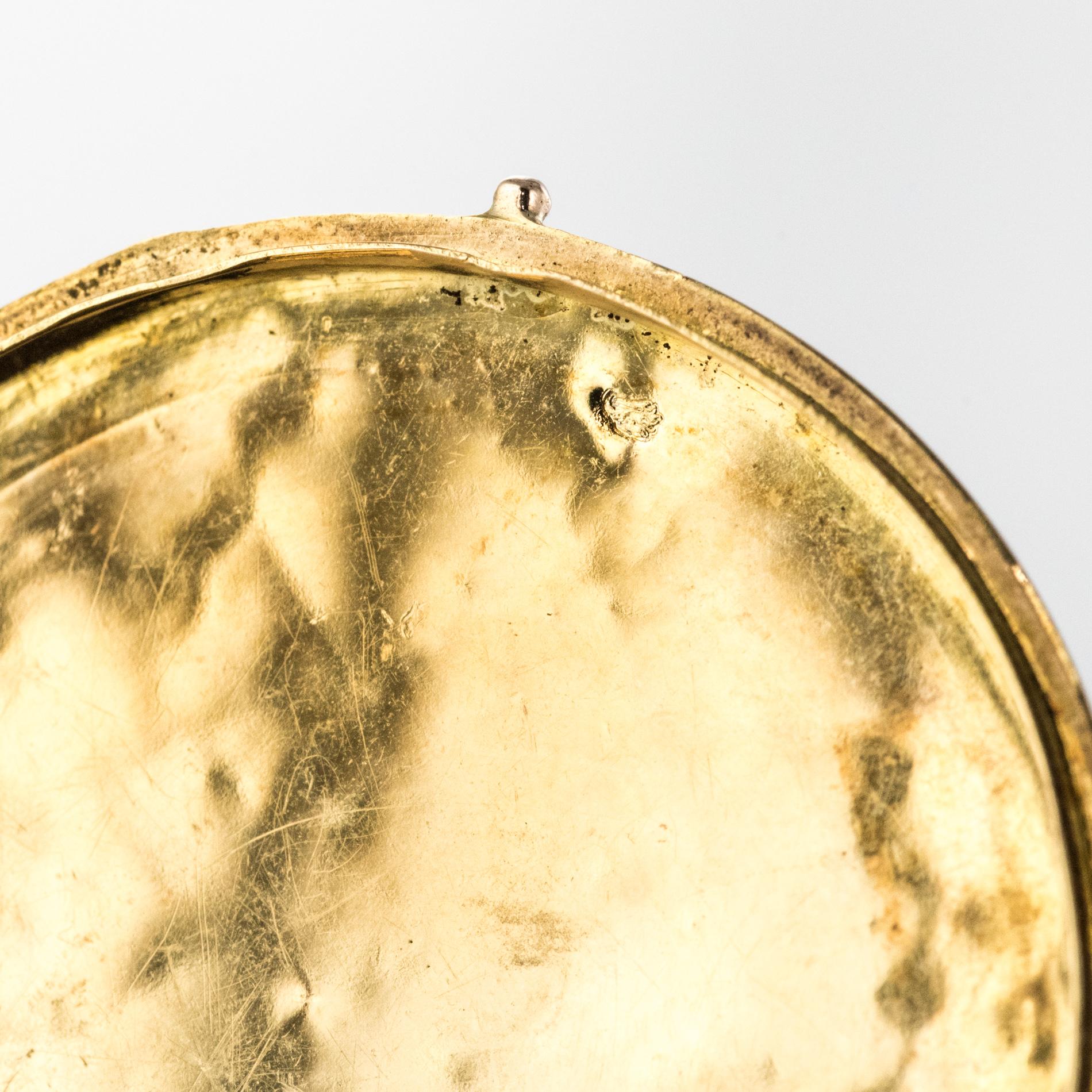 20th Century Chiselled 18 Karat Yellow Gold Locket Pendant 11