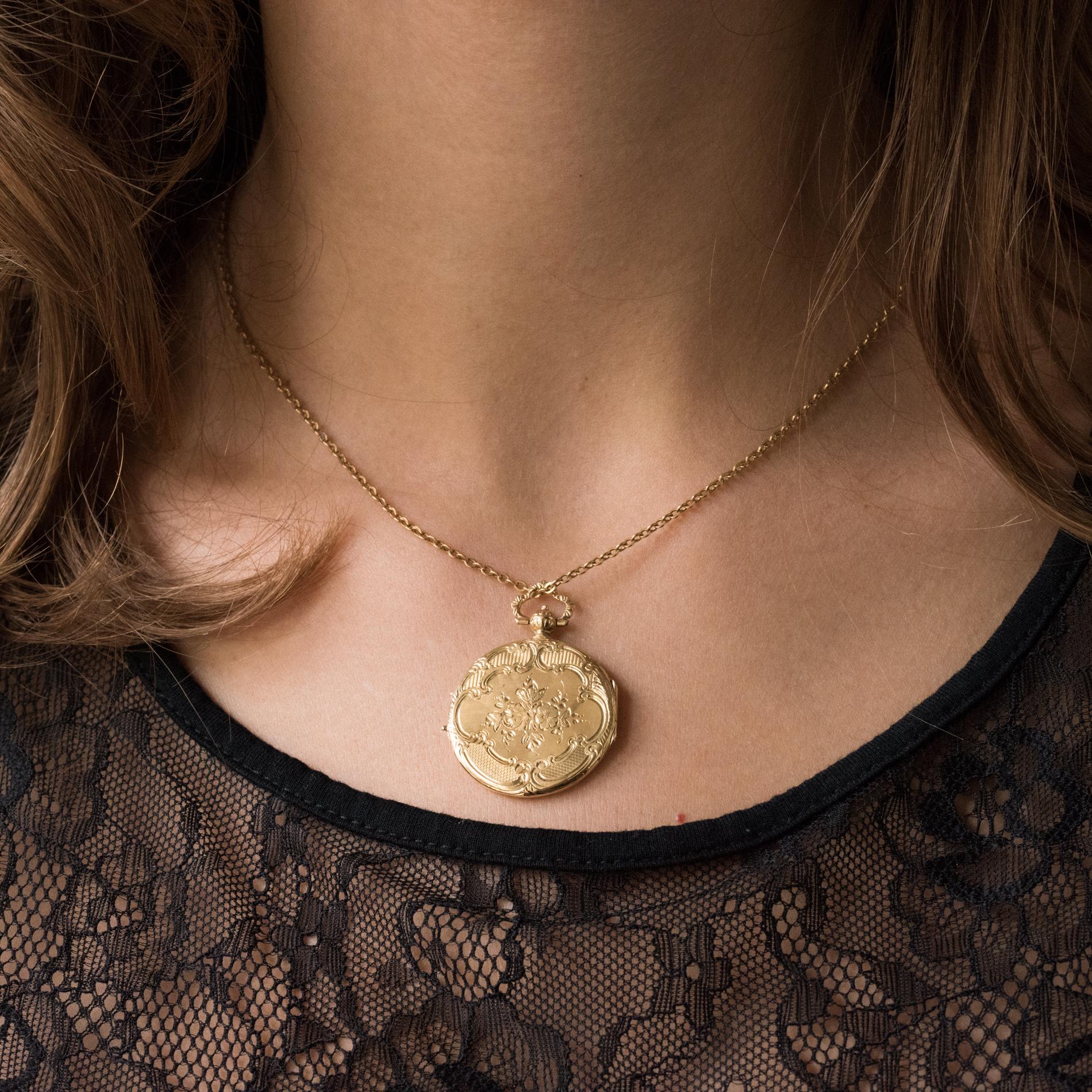 20th Century Chiselled 18 Karat Yellow Gold Locket Pendant In Excellent Condition In Poitiers, FR