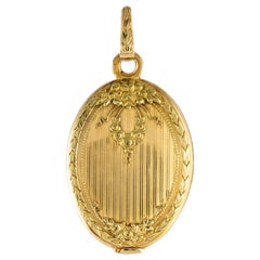 Antique 20th Century Chiselled 18 Karat Yellow Gold Oval Opening Locket Pendant