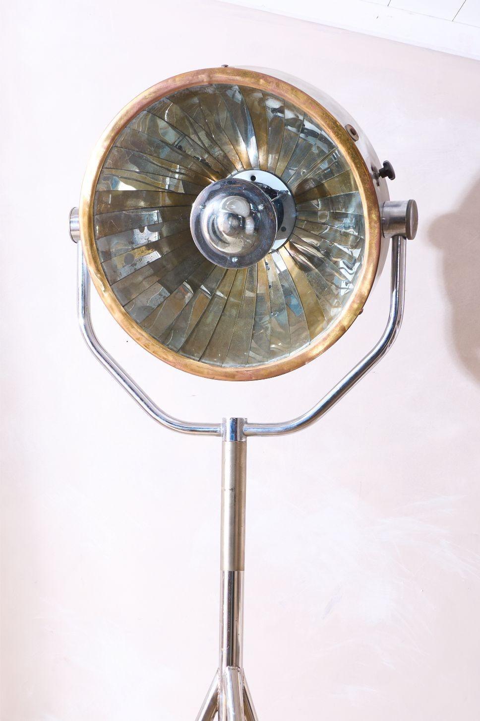 Il s'agit d'un spectaculaire lampadaire chromé du 20e siècle. À l'origine, je pense qu'il s'agissait d'une lampe médiane, car les plaques de miroir segmentées de la lampe elle-même diffusent une lumière directionnelle très attrayante. Le bord en