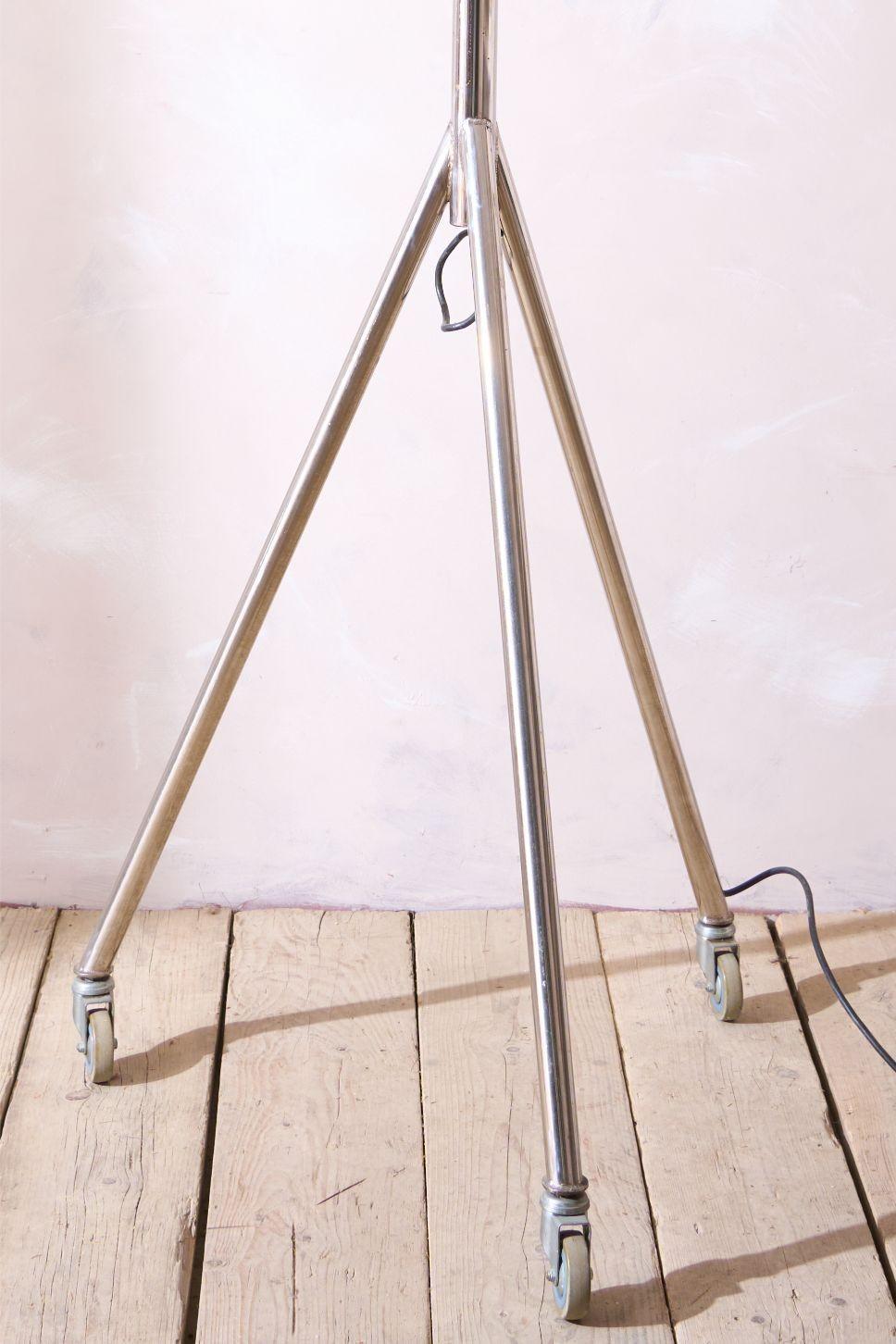 20e siècle Lampadaire médical en chrome et laiton Excellent état - En vente à Malton, GB