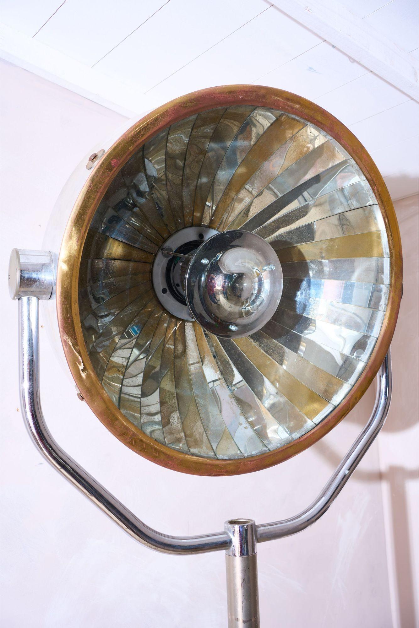 20ième siècle 20e siècle Lampadaire médical en chrome et laiton en vente