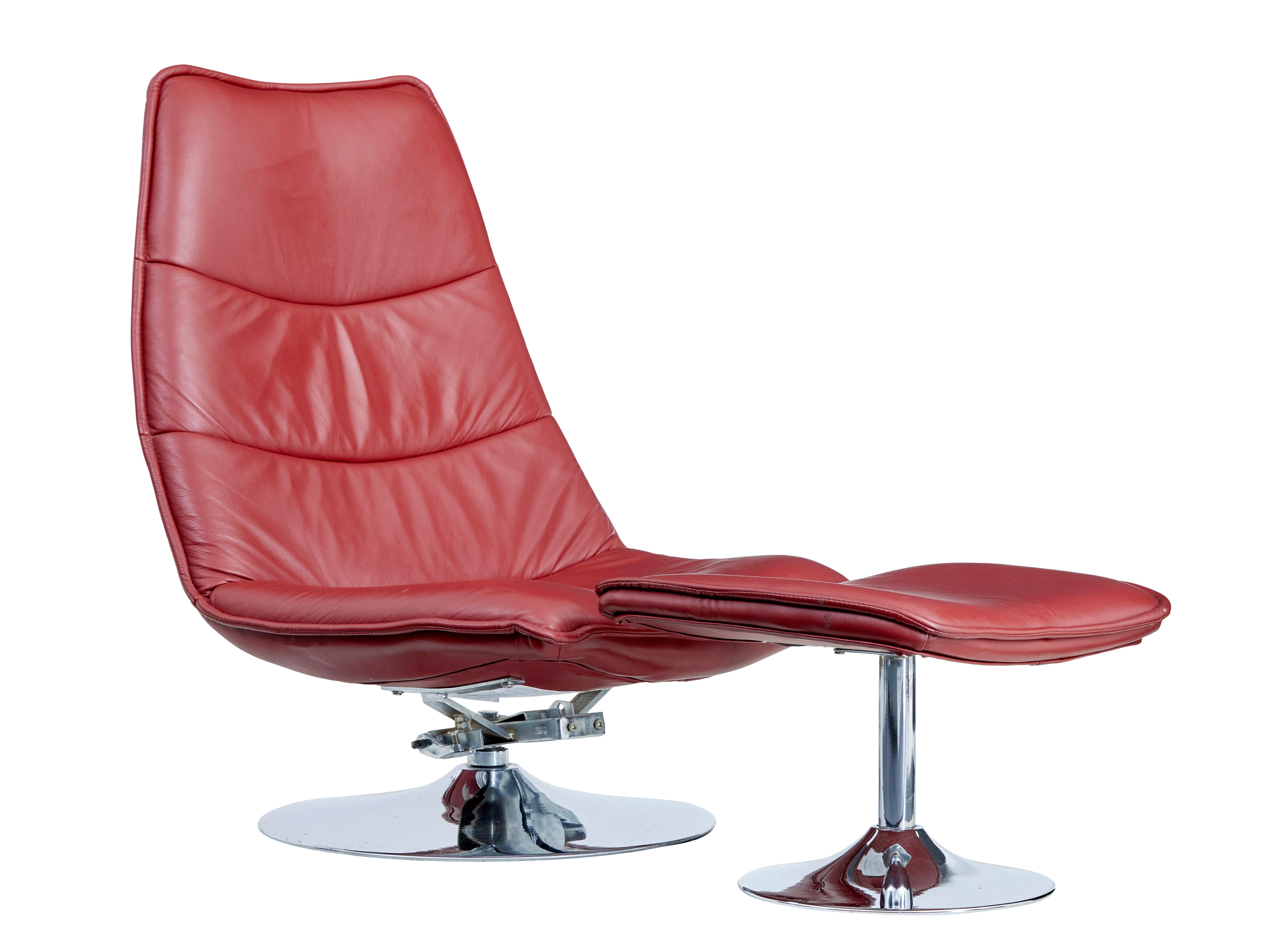 Chrom- und Lederstuhl mit Hocker aus dem 20. Jahrhundert, um 1980.

Hochwertiger Loungesessel mit passendem Hocker zum Hochlegen der Füße, sehr bequemer tiefer und breiter Sitz.

Der Sessel ist mit einem Liegemechanismus ausgestattet, der an sich