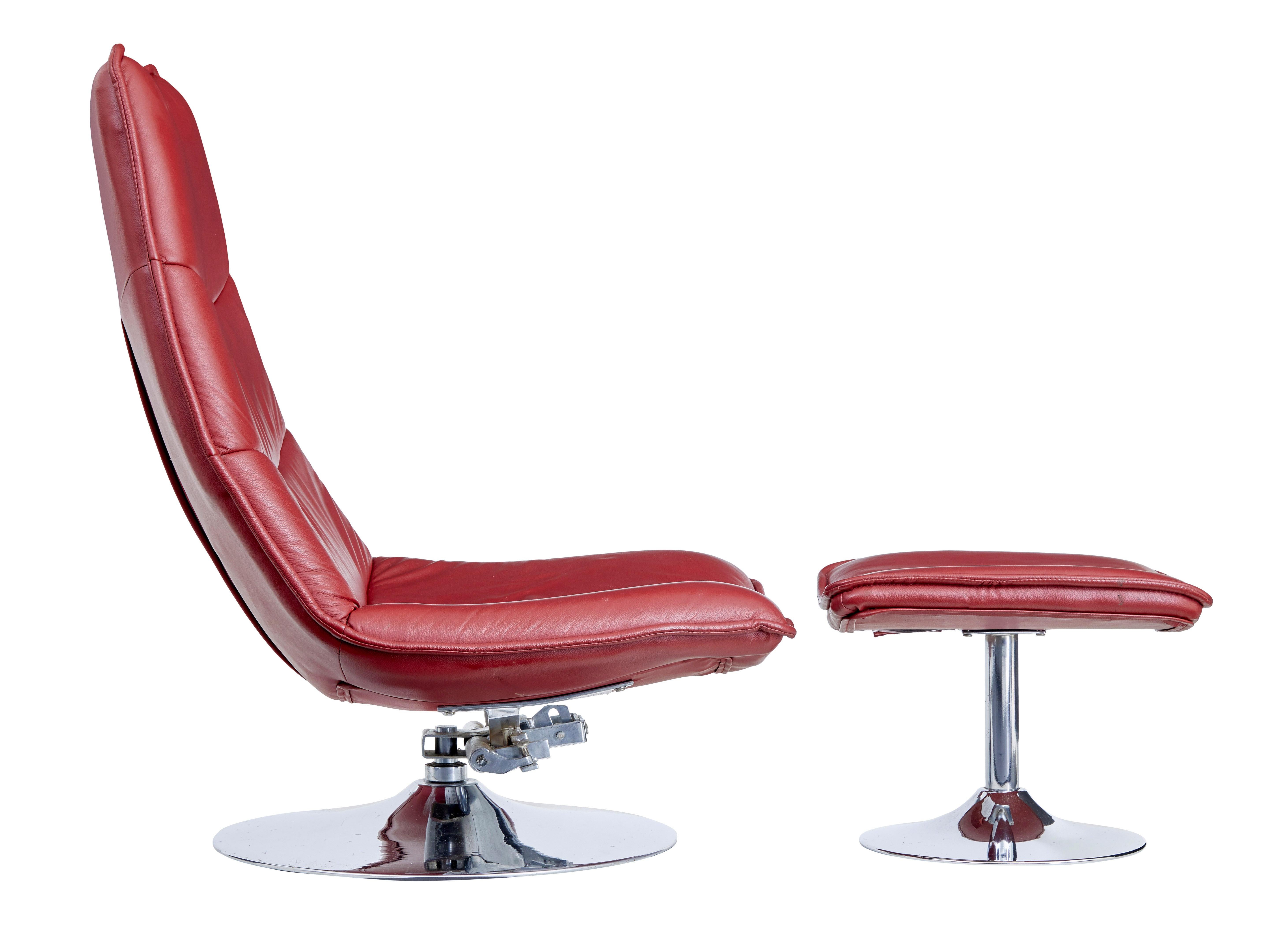 Chrom- und Lederstuhl mit Hocker aus dem 20. Jahrhundert, um 1980.

Hochwertiger Loungesessel mit passendem Hocker zum Hochlegen der Füße, sehr bequemer tiefer und breiter Sitz.

Der Sessel ist mit einem Liegemechanismus ausgestattet, der an sich