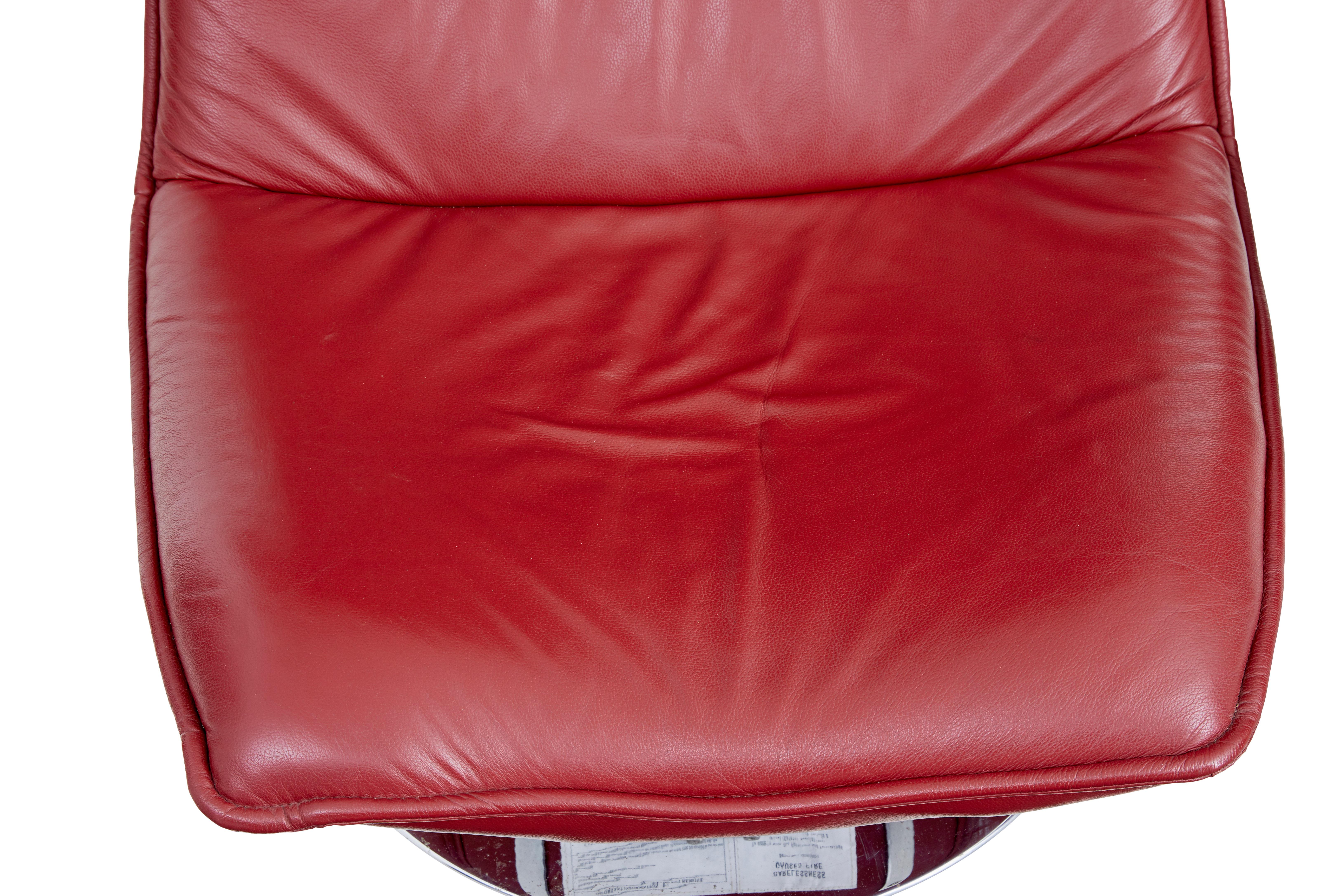 Stuhl aus Chrom und Leder des 20. Jahrhunderts mit Hocker (Handgefertigt) im Angebot