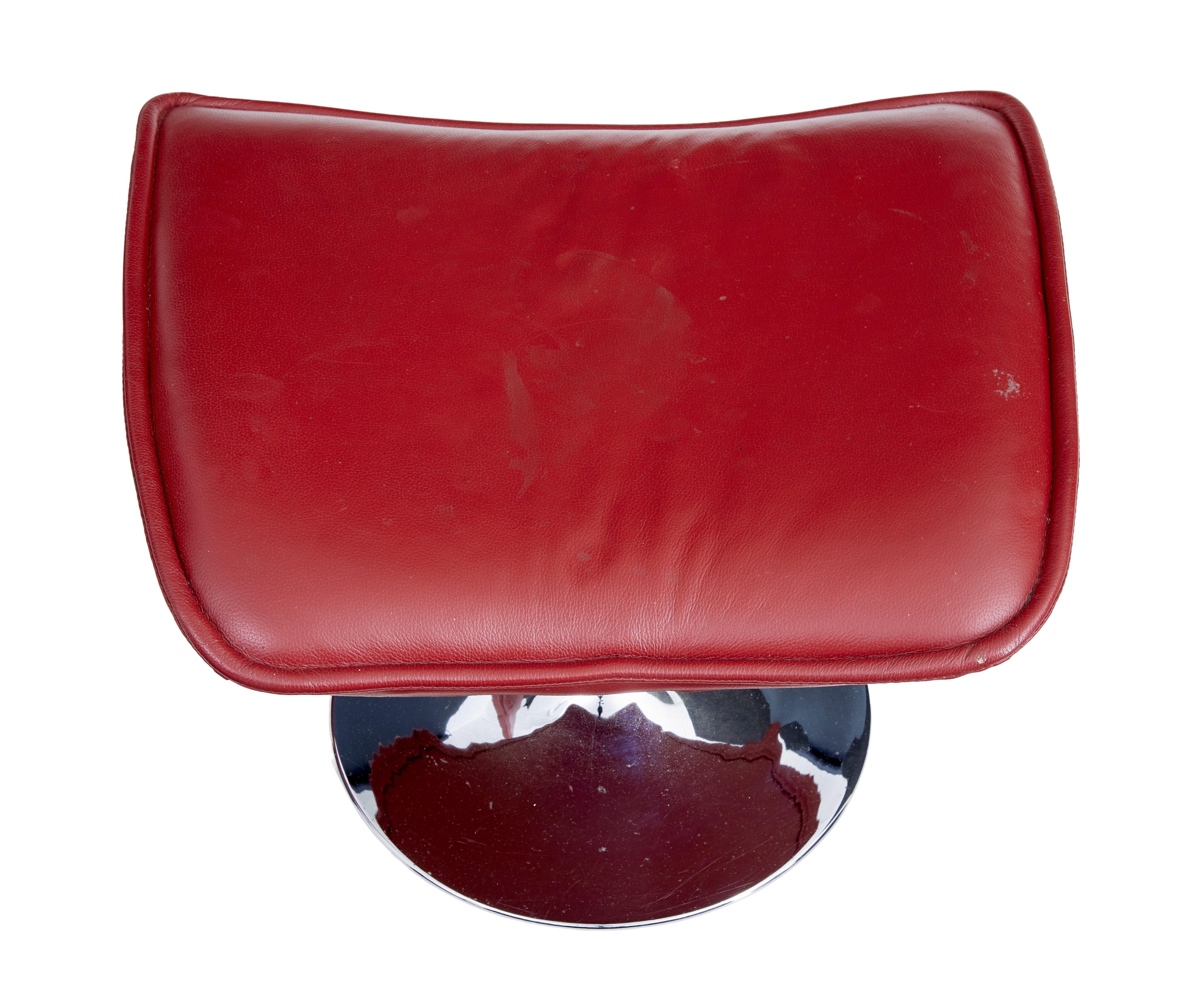 Stuhl aus Chrom und Leder des 20. Jahrhunderts mit Hocker im Angebot 1